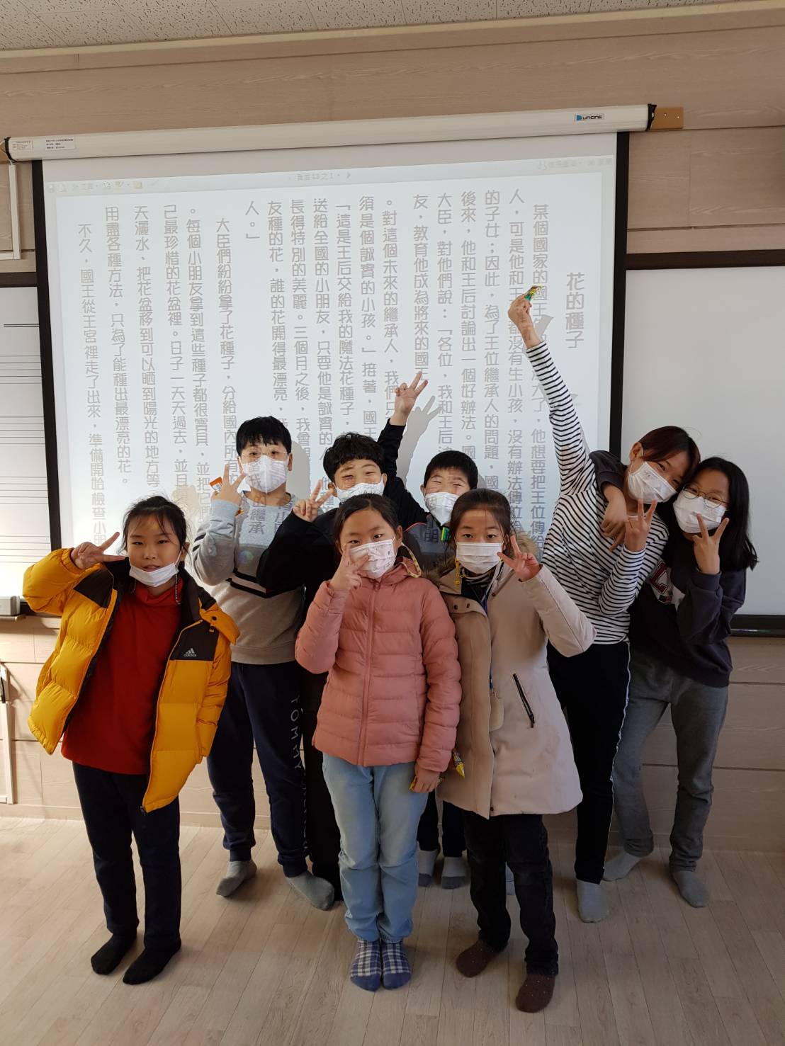 主動報名參加活動的高年級學生們合影。