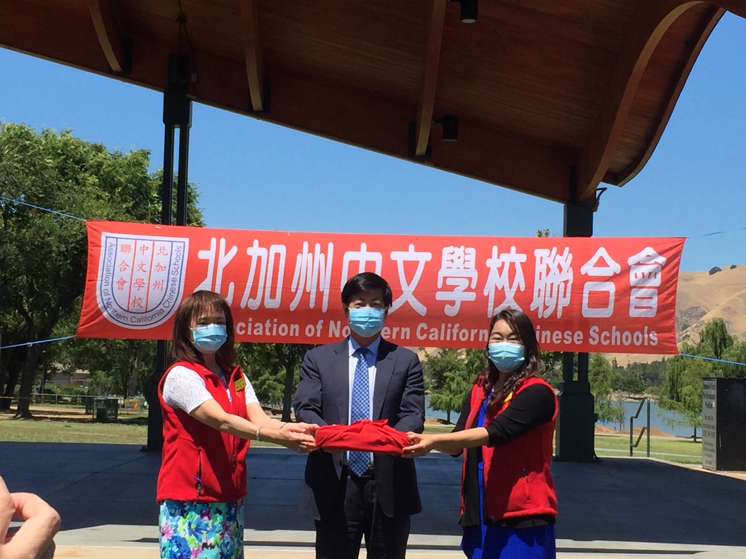 北加州中文學校聯合會新舊會長交接，由駐舊金山辦事處馬鍾麟處長監交