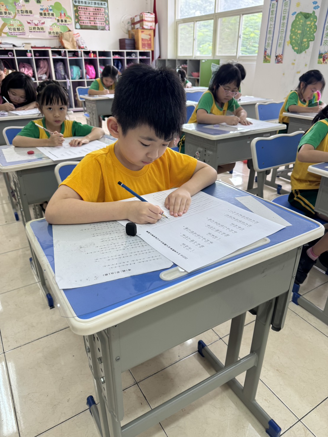 小朋友寫字時坐姿端正，一筆一畫絲毫不馬虎。