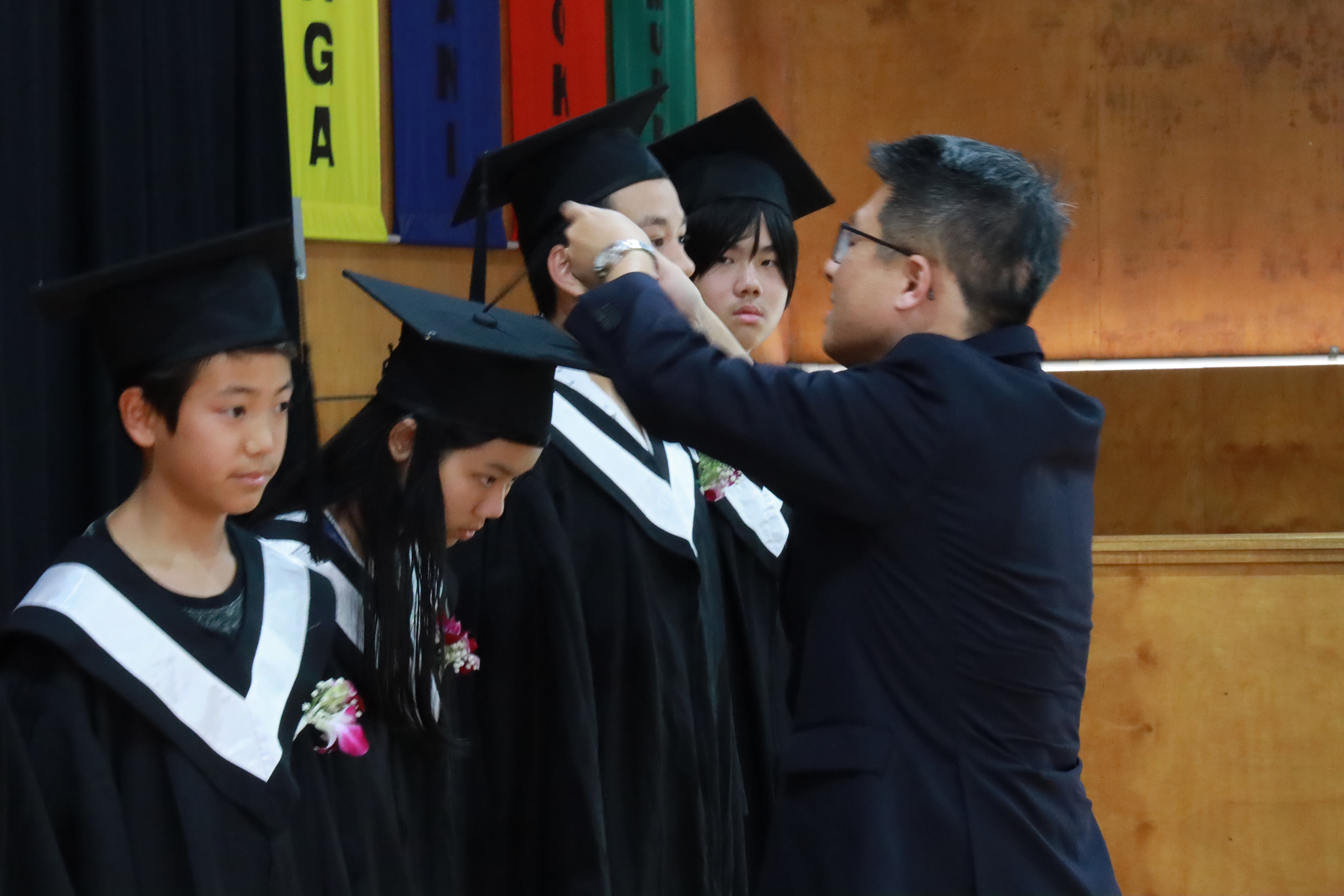 校長頒發畢業證書並一一為畢業生撥穗