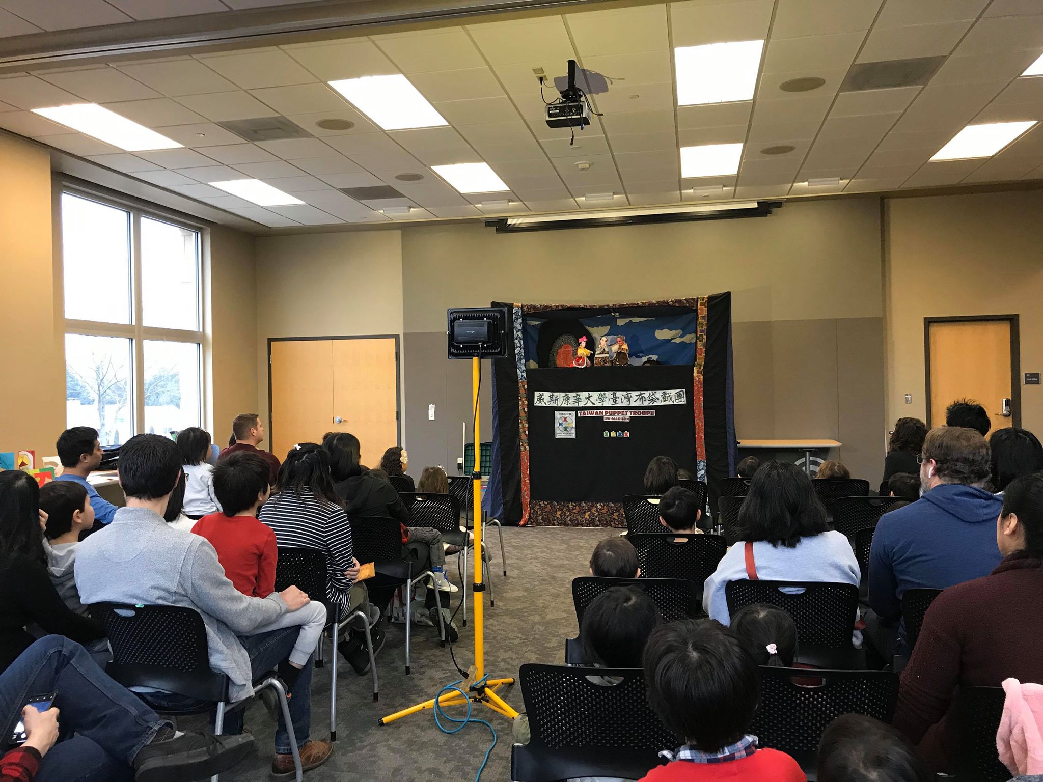 大家欣賞布袋戲演出