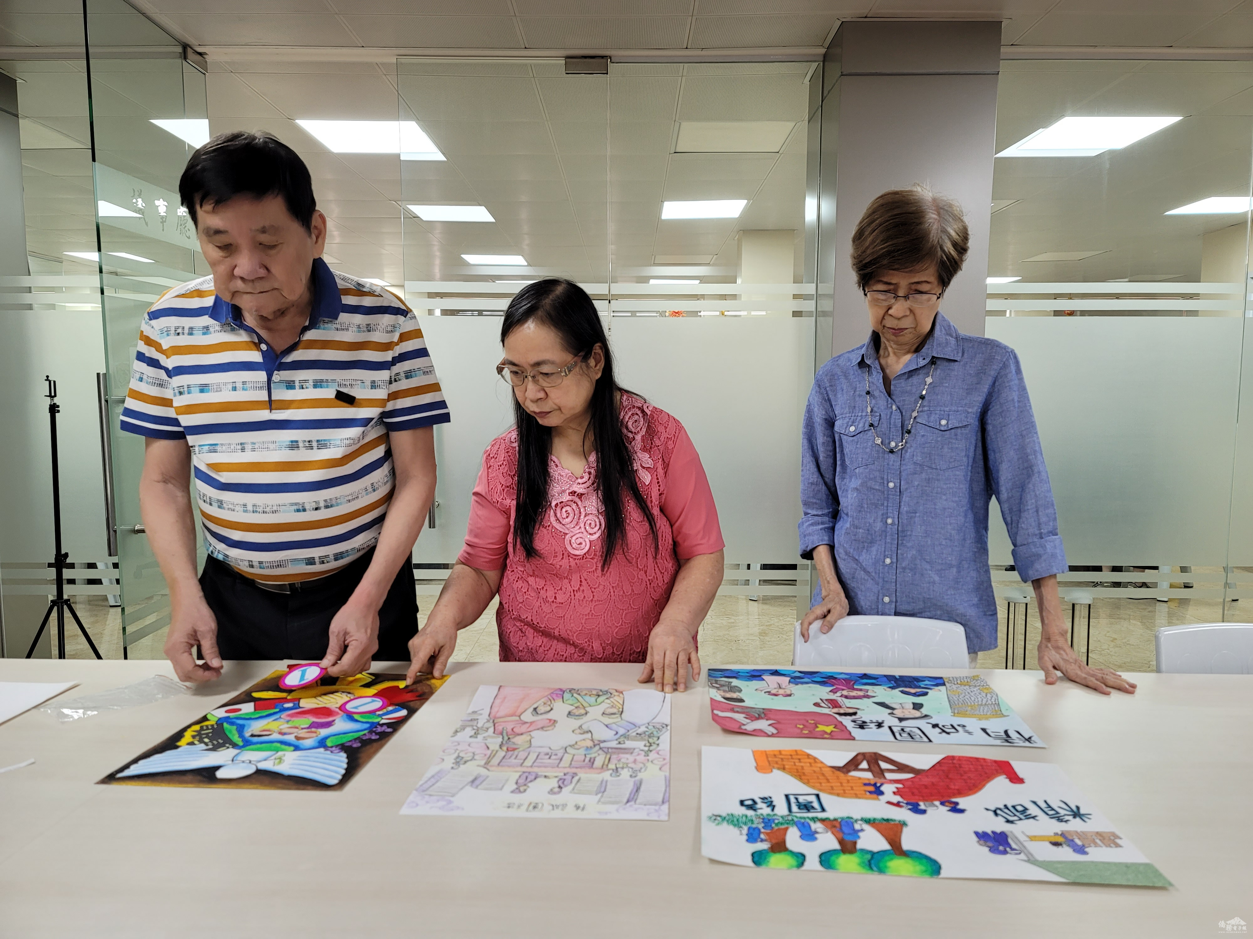 擔任評審的李素美〈右〉、黃曼慧〈中〉與楊勝利〈左〉用心檢視參賽者作品