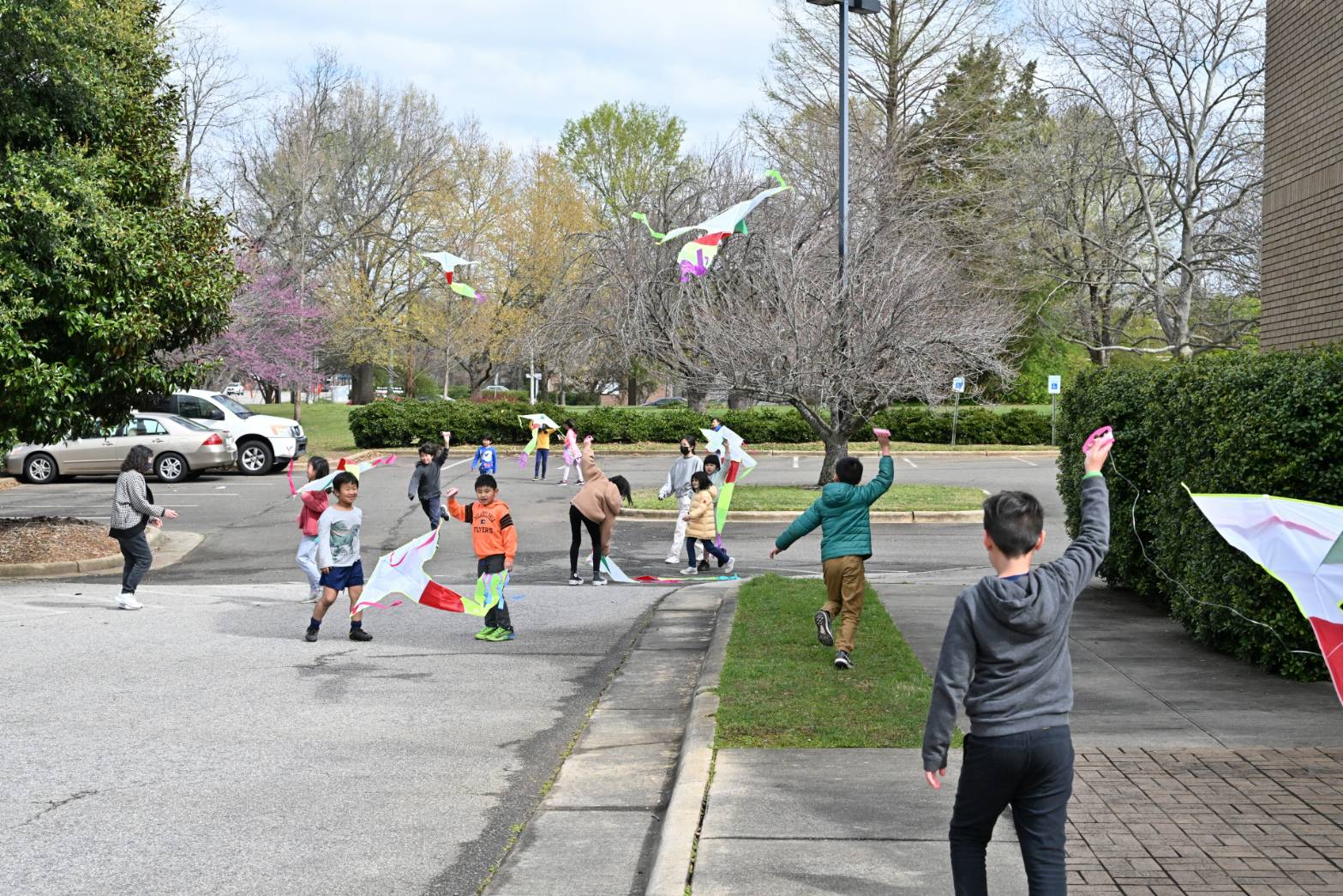 學生們練習清明節民俗放風箏活動