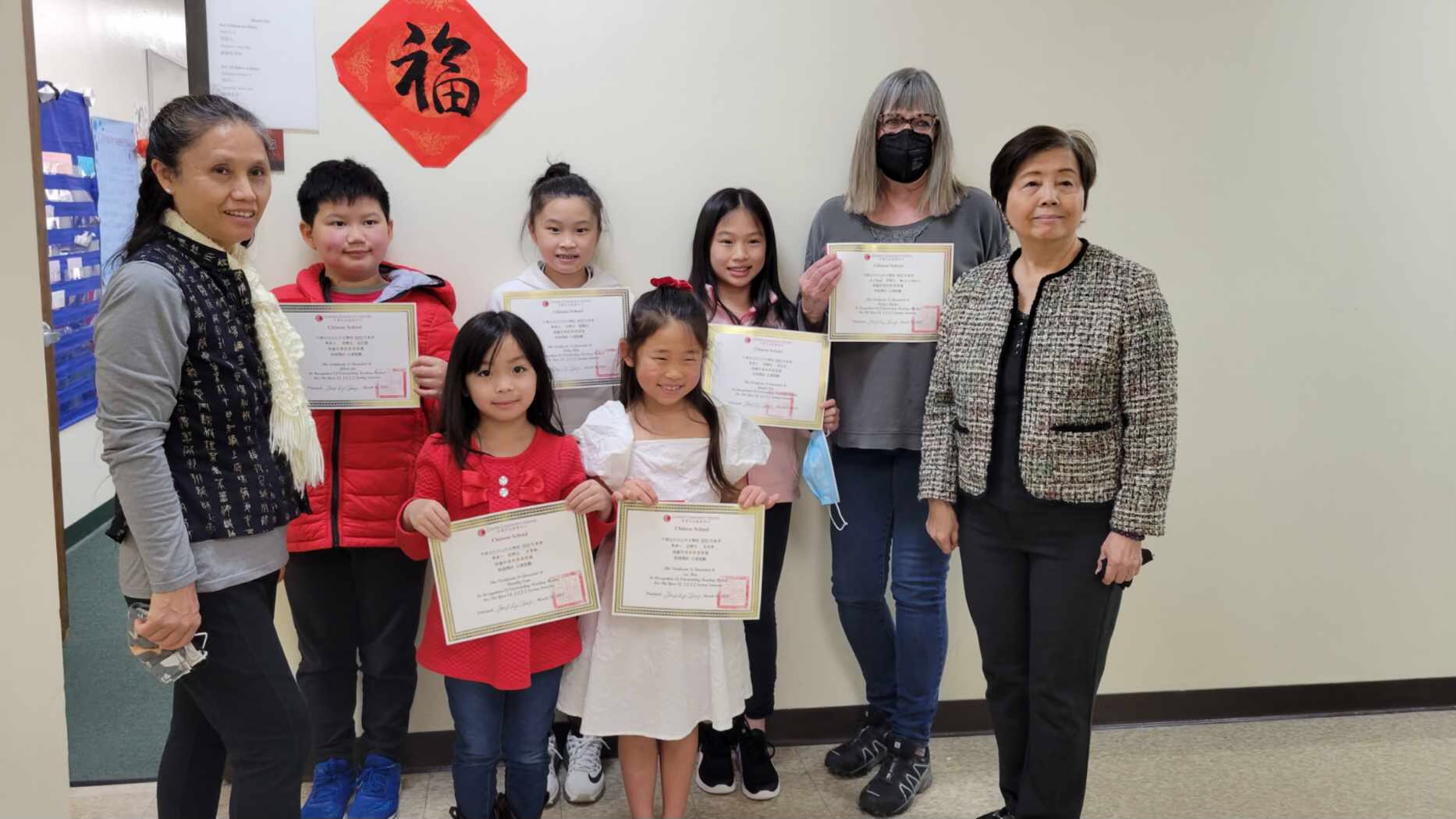 得獎學生和老師合影