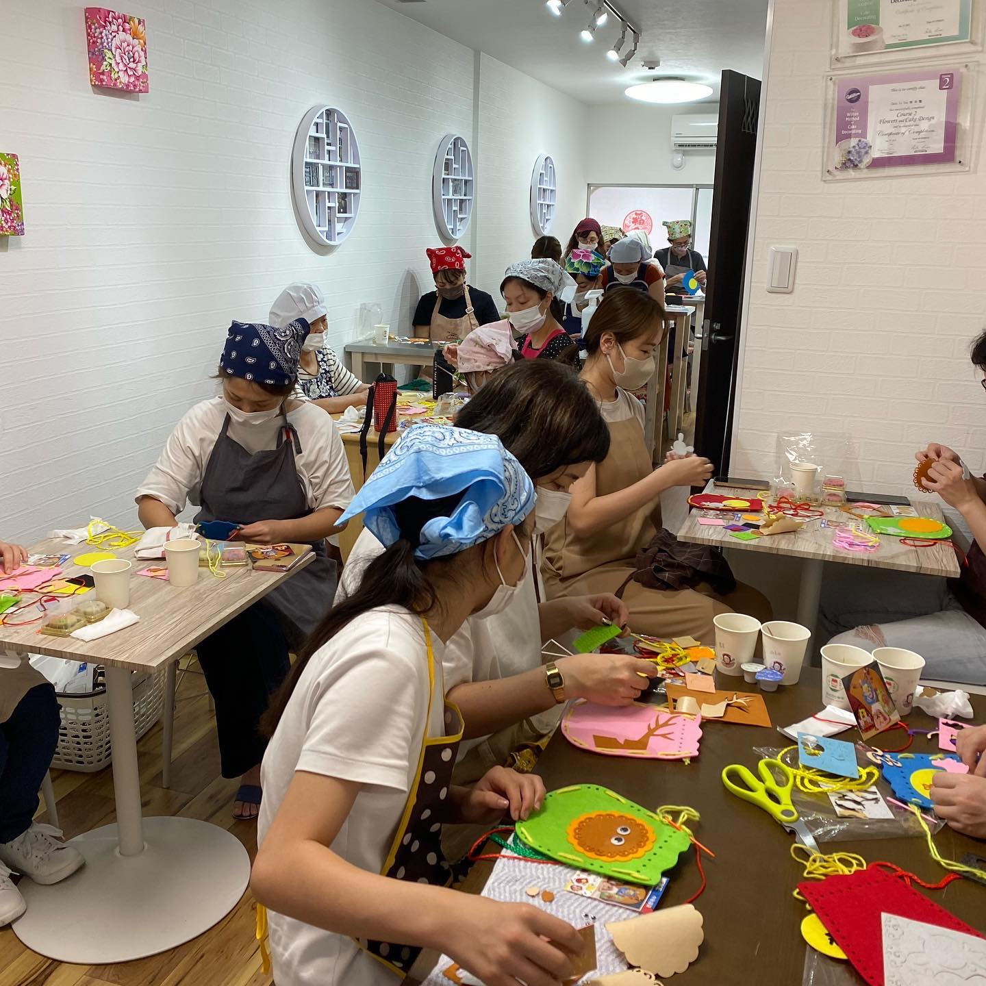 參加者認真做著中秋月餅提袋