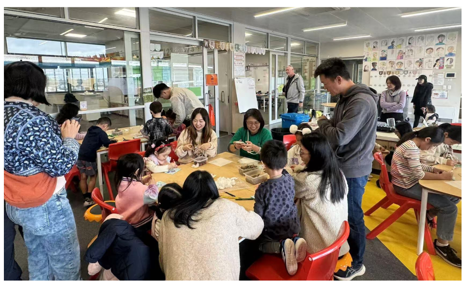 家長與孩子一同聆聽各種端午節的傳說與由來，並一起彩繪香包。透過親子共學，不僅傳承了端午節的傳統習俗，也增進了彼此的情感連結。