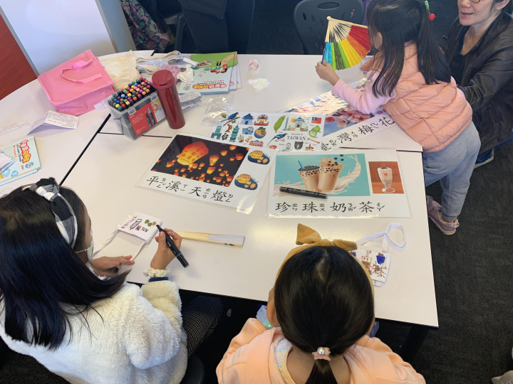 學生發揮創意繪製臺灣文化元素