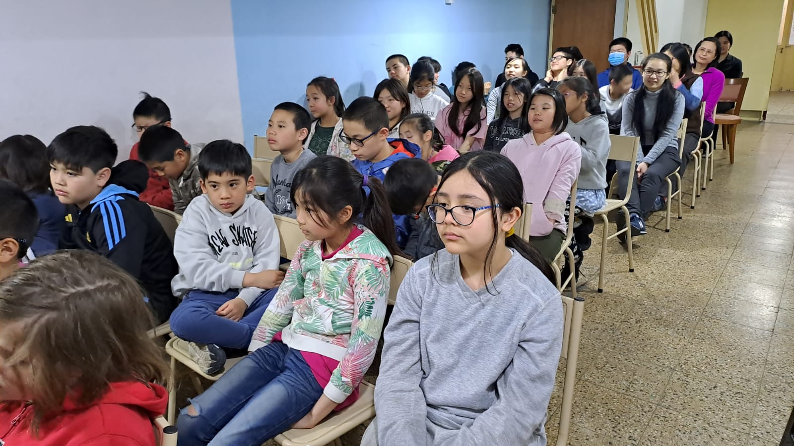 等待比賽的學生