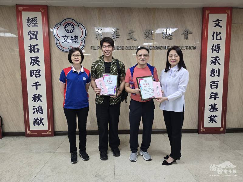 梁俊如（右1）、陳萌蕙（左1）頒贈感謝狀予評審老師莊玄良（右2）、莊永堅（左2）。