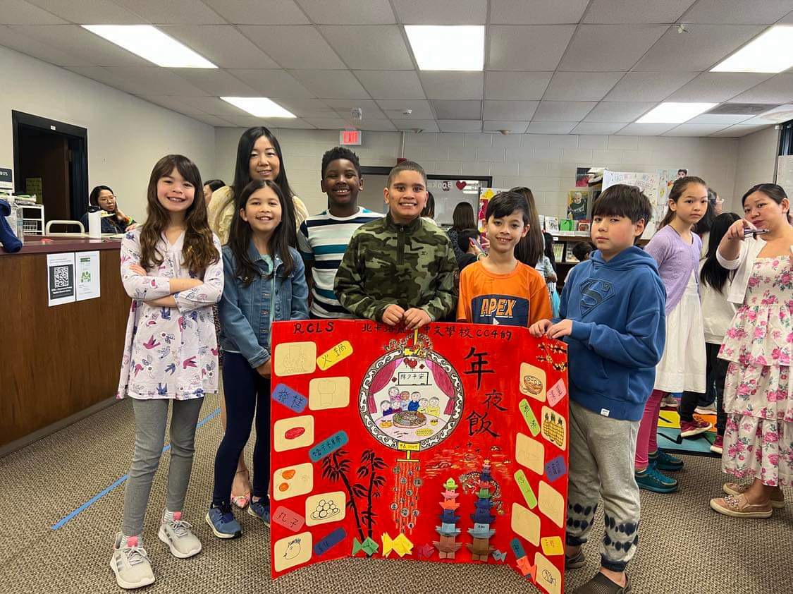 以年夜飯為主題創作海報，畫出學生們對年夜飯的美好回憶與想像