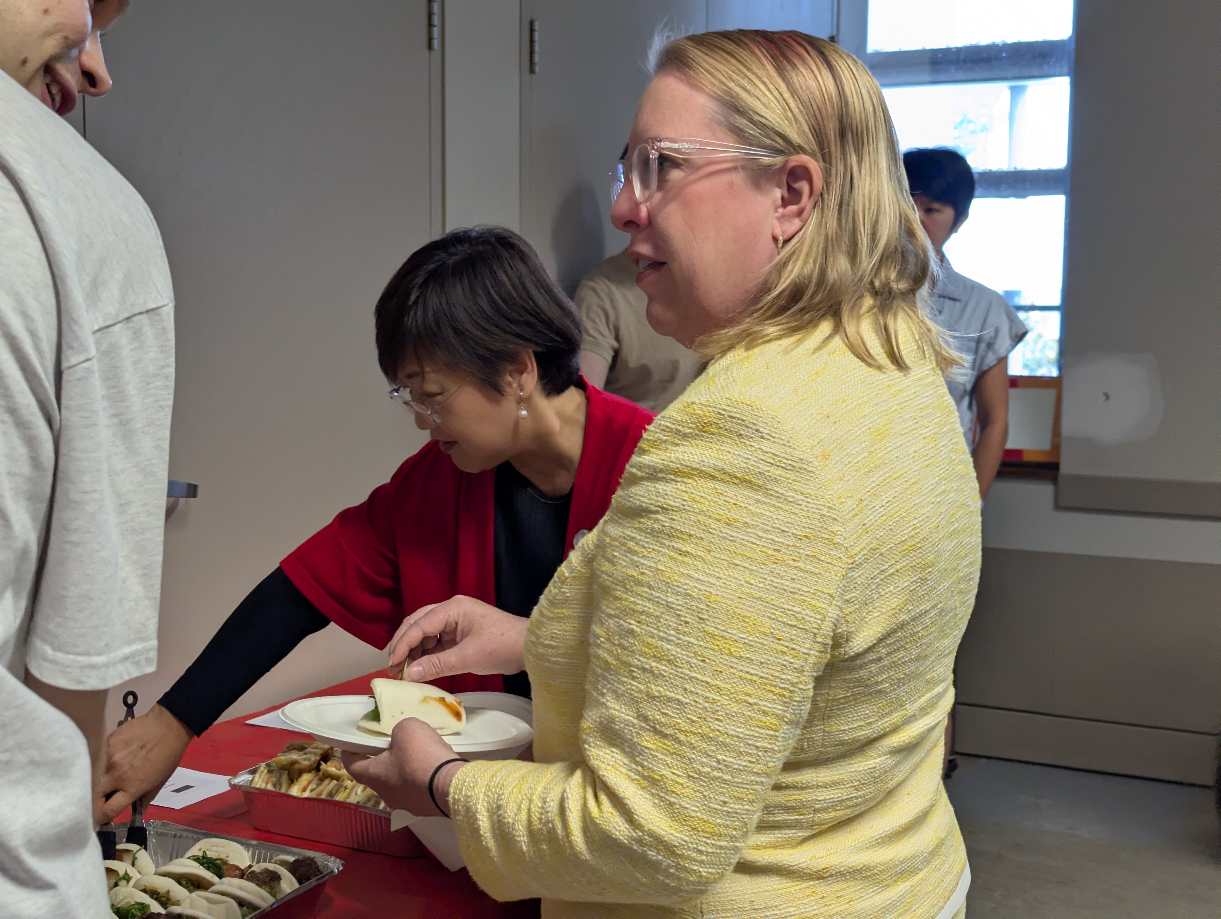 徐委員長親自向學員及貴賓介紹台灣特色美食「刈包」的文化意涵。