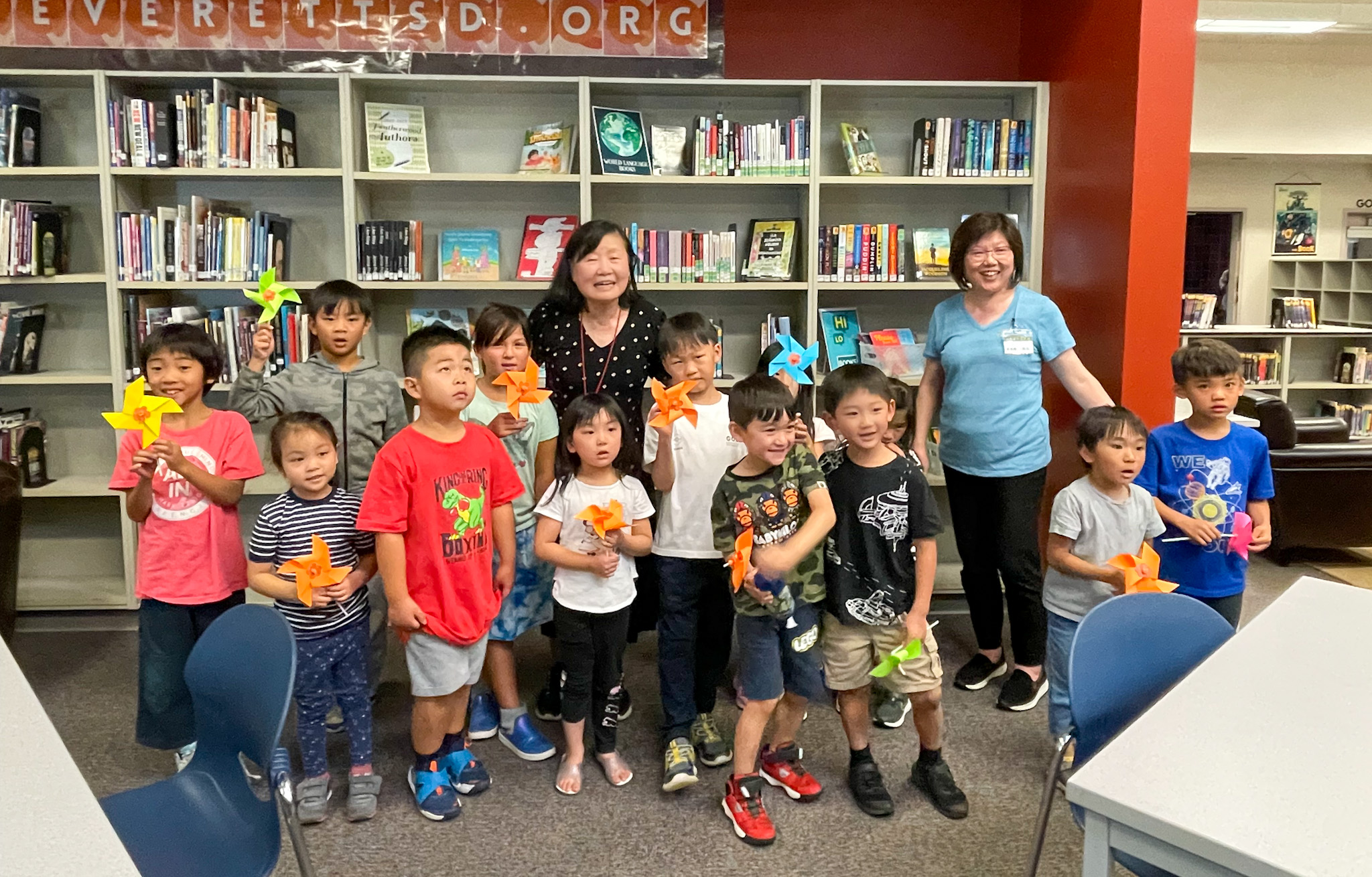 這是第一堂課做風車的情景，沒想到已經到了必須放飛至另一班的季節。