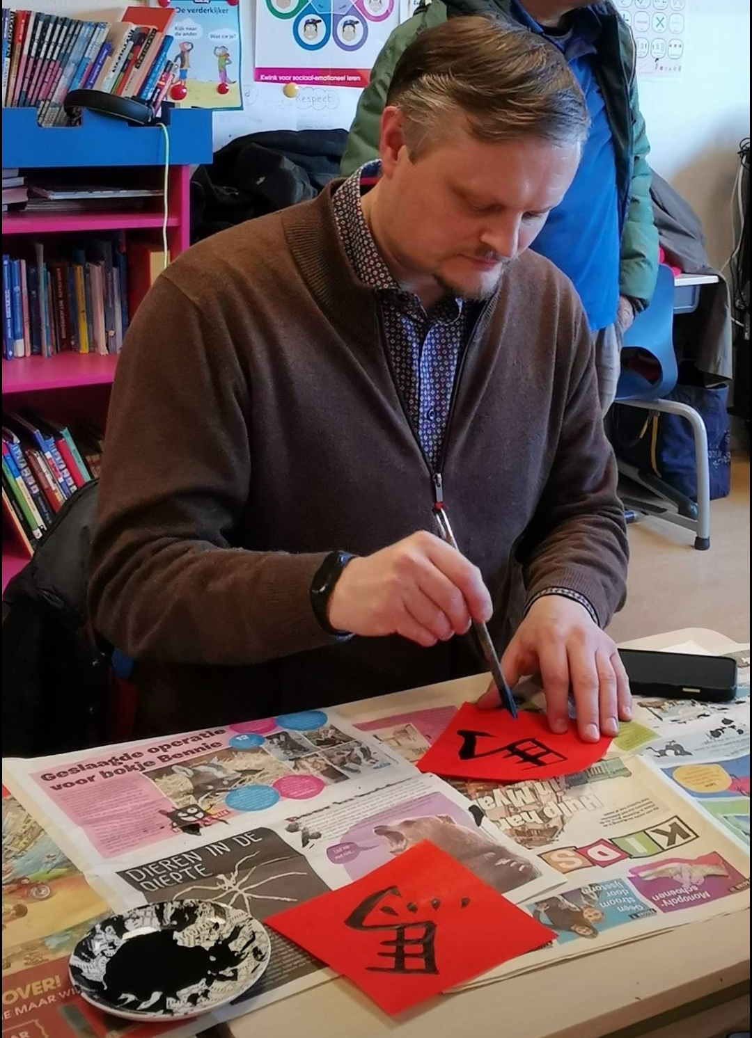 寫春聯--看那認真的神情