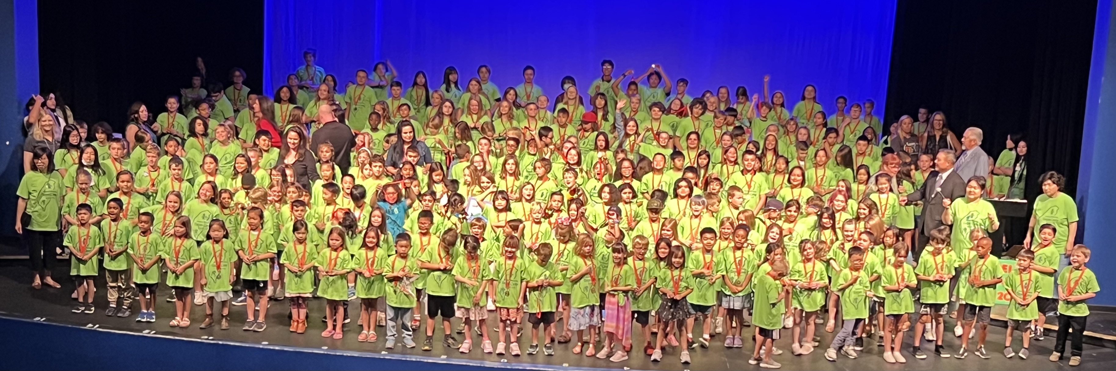 夏令營學生結業典禮團體照