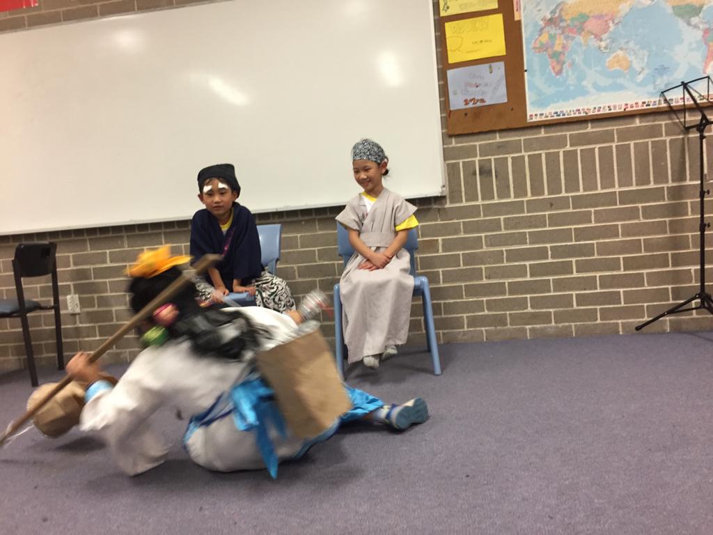 老萊子故意摔倒，博得父母歡笑