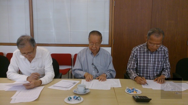 (右起)劉振聲、臧家倫、陳新苗擔任比賽評審，聚精會神地審閱每一份試卷。