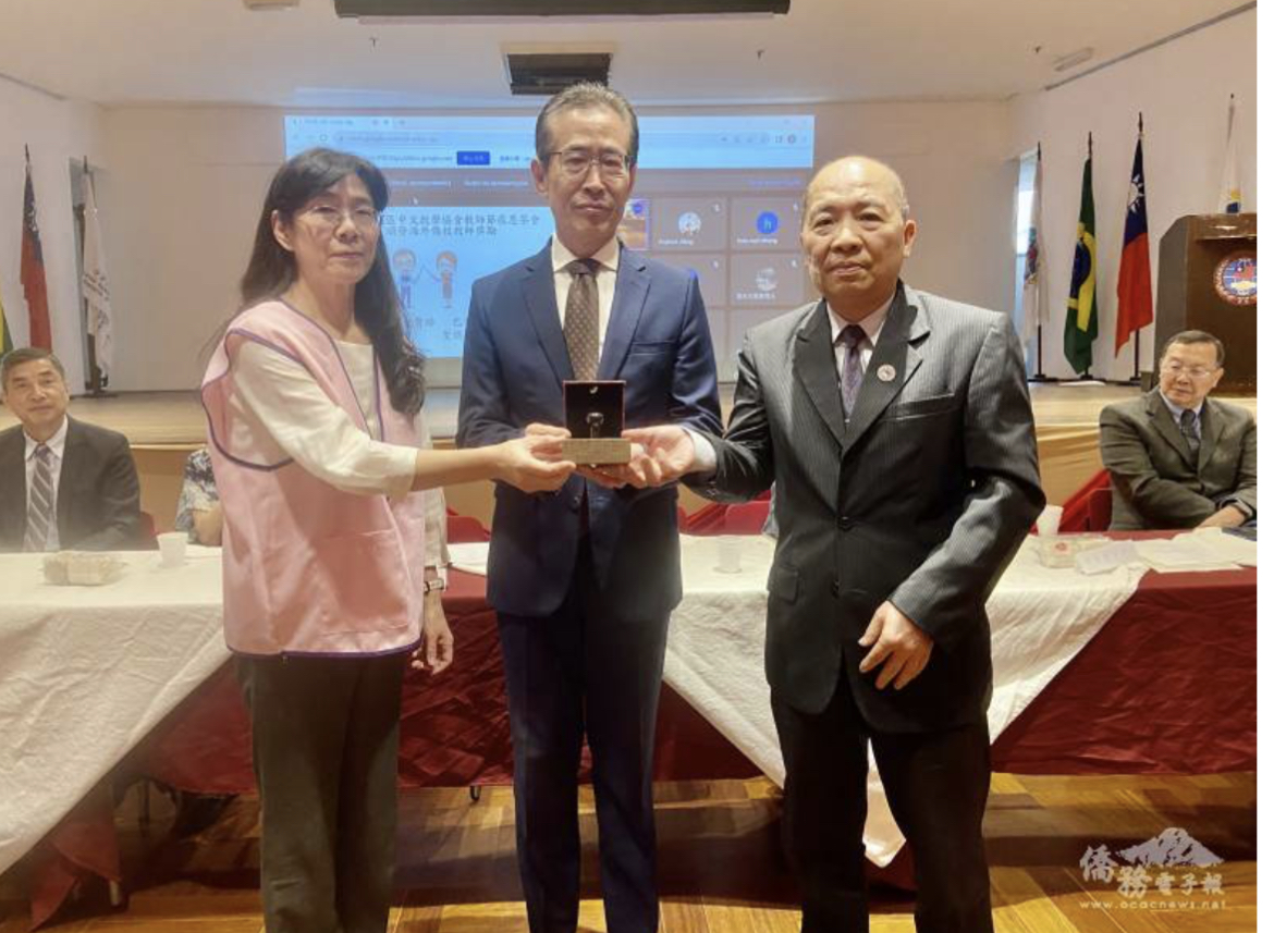 交接典禮，由馮光中（中）監交，卸任會長趙士縈（左）把印信交給新任會長林志孟（右）