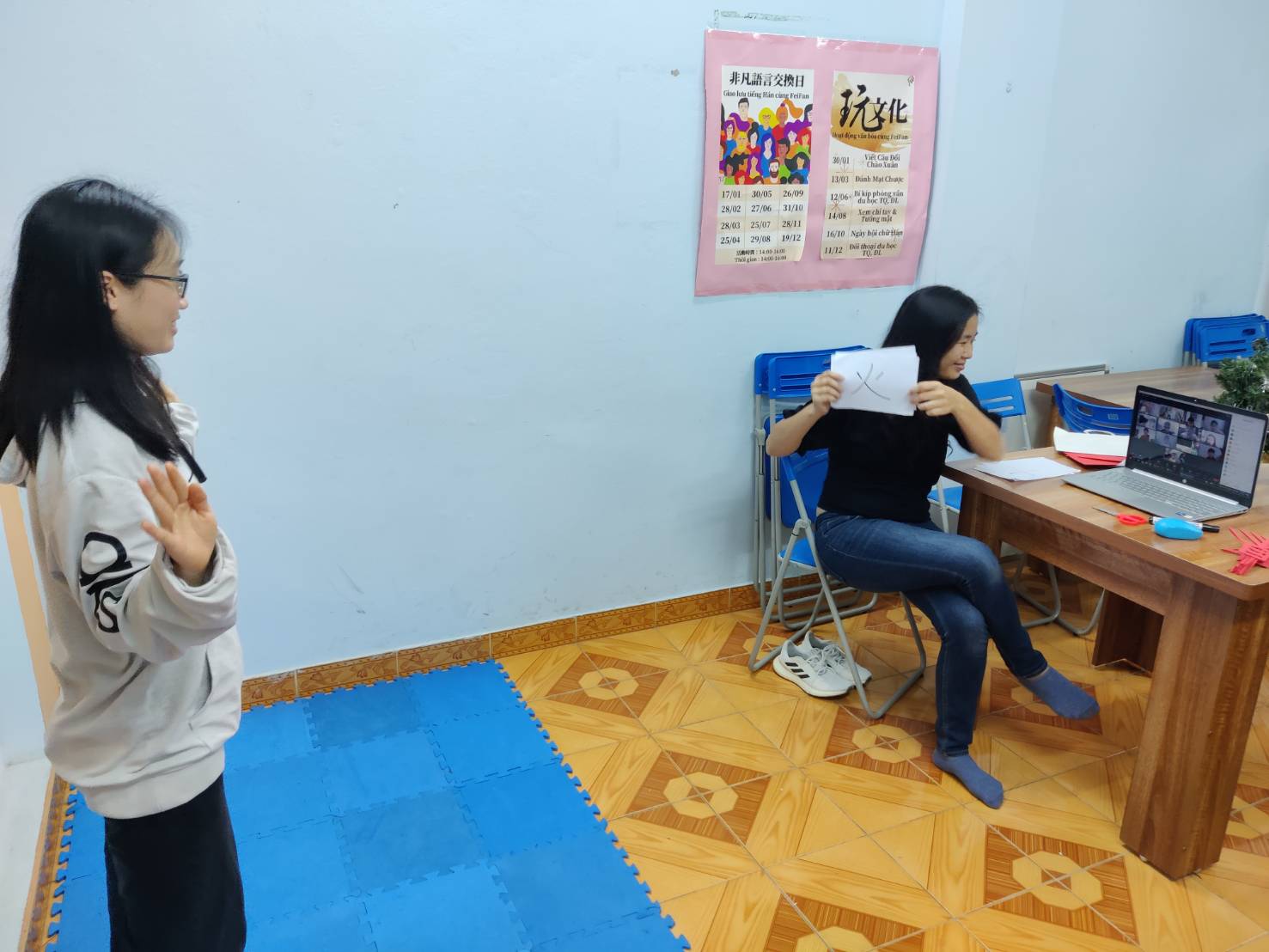 老師示範如何「漢字動一動」