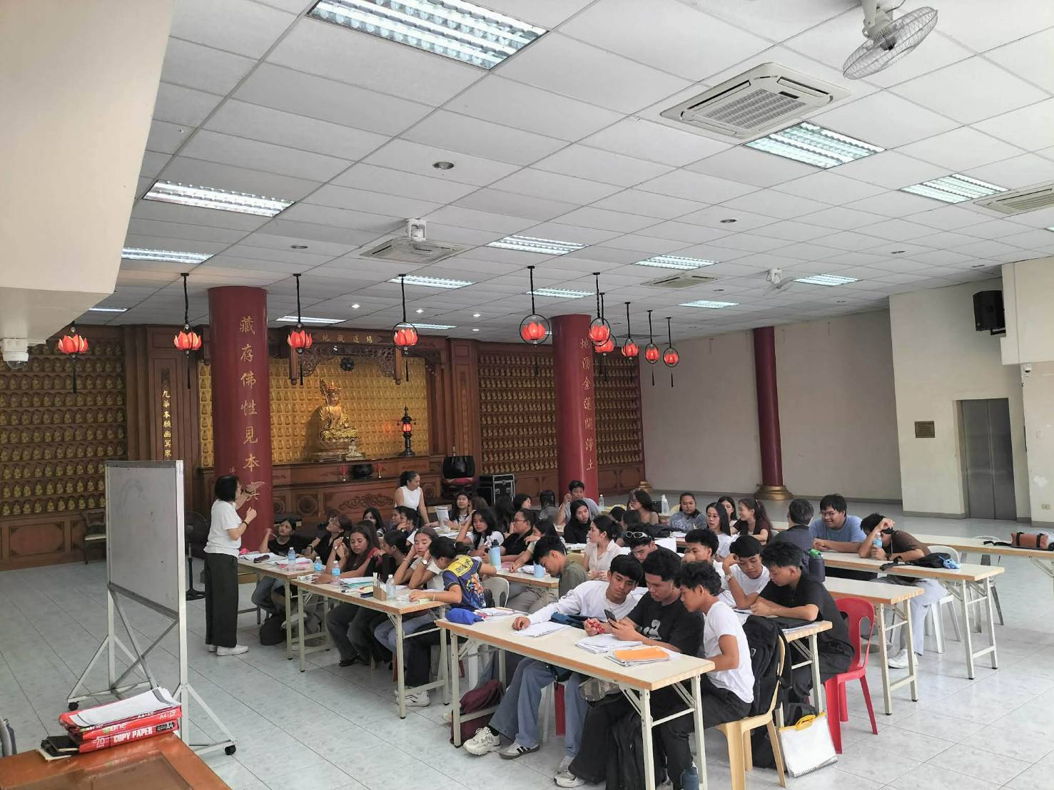 參加華語學習營學員於課程結束後合影留念，透過系統化華語課程及臺灣文化體驗活動，提升華語能力，為未來赴臺升學做好準備。