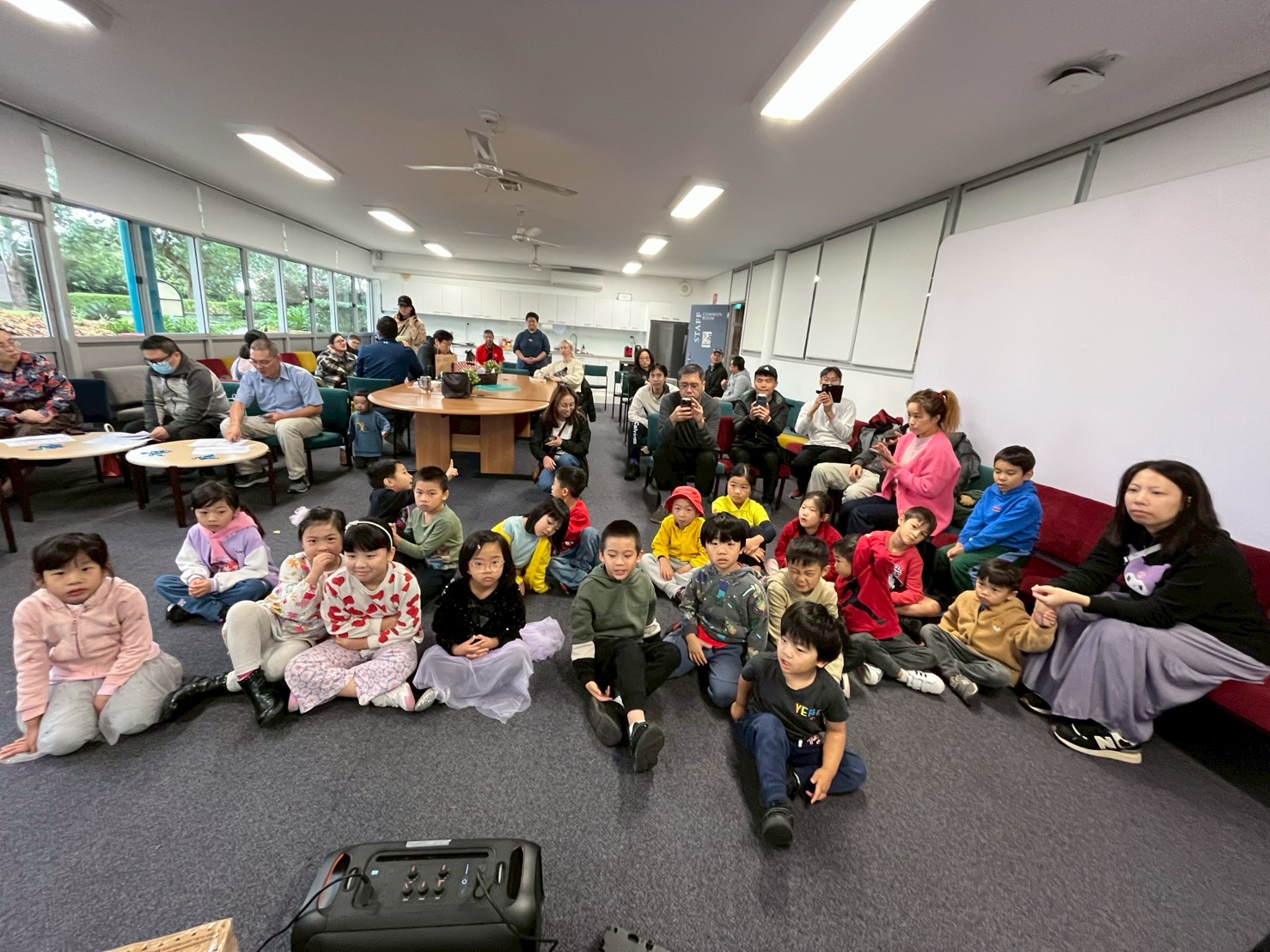 2.西北校區的同學熱烈參與朗誦比賽，父母也前來活動現場給自己的小孩拍照、加油打氣。 