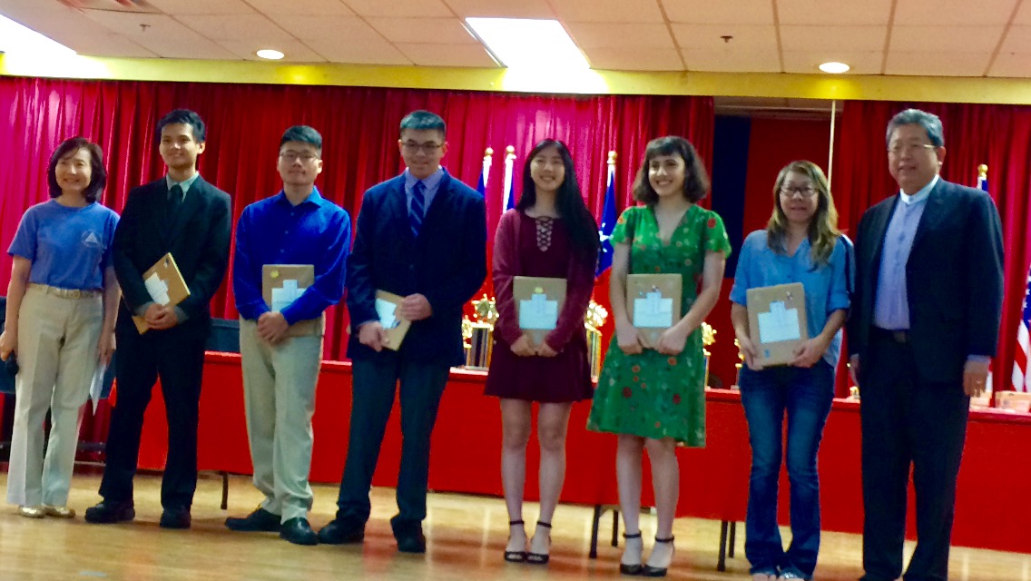 亞特蘭大中文學校結業典禮 六位畢業生受襃獎 氣氛溫馨親切 並頒發正體漢字毛筆書法比賽及國語詩詞朗誦比賽得獎學生獎金及獎狀1