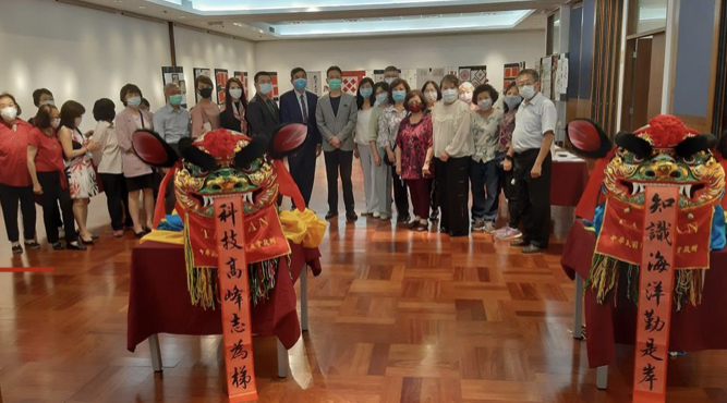 現場來賓在兩隻臺灣傳統獅頭的喜氣揭幕合影，呼應本次線上成果展的主題。