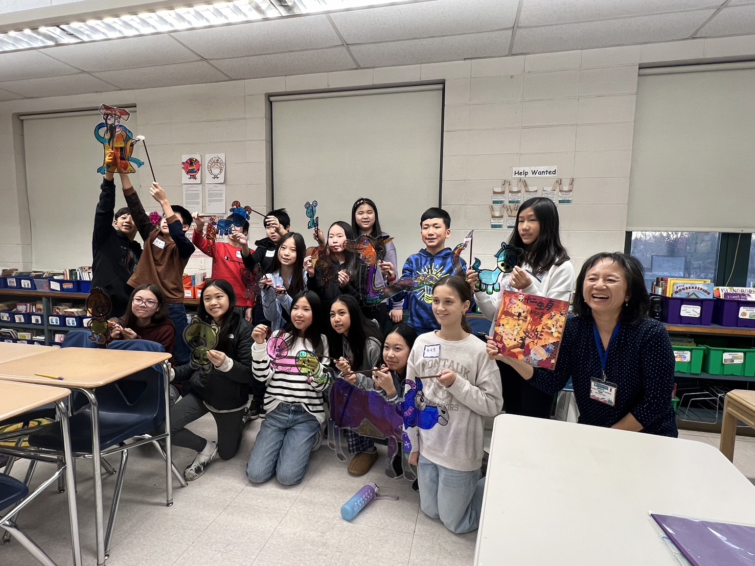 學生們與自己的皮影偶合照