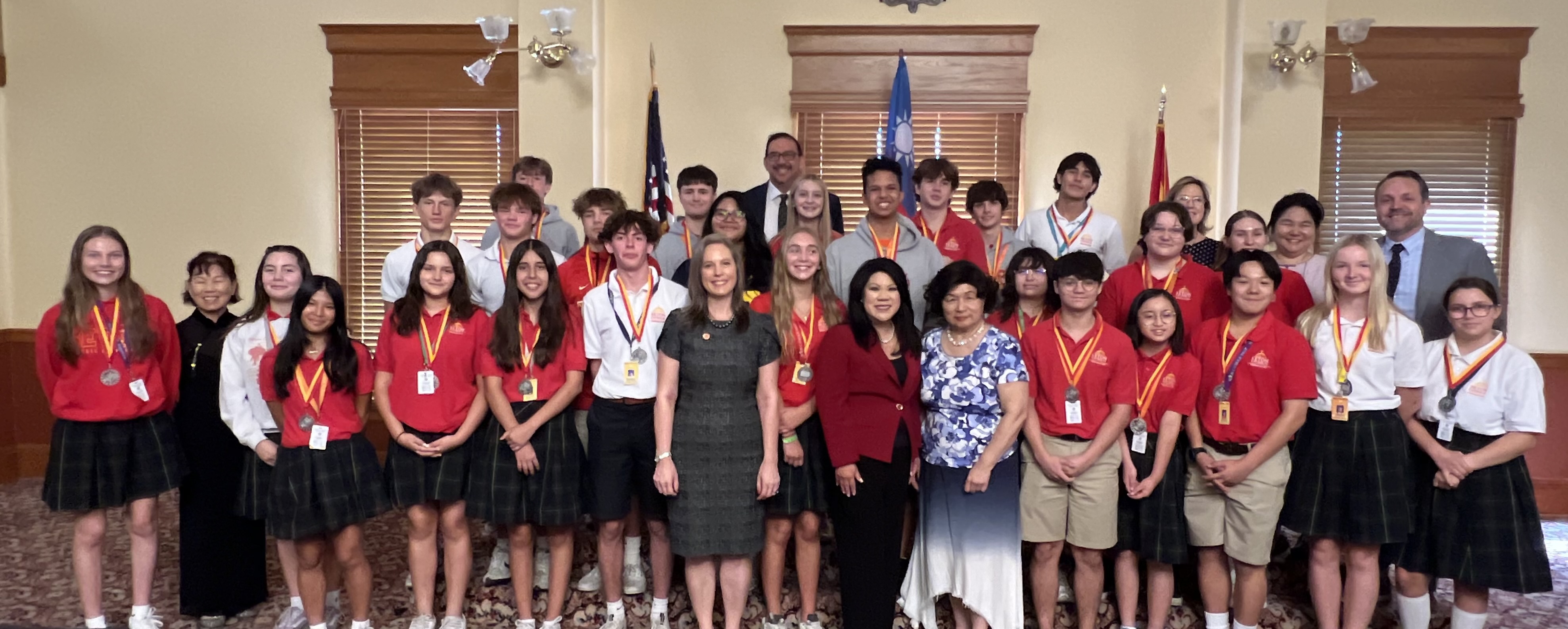 鳳凰城正體漢字文化書法比賽優勝獎學生獲得金牌於書法展覽10月10日開幕典禮頒發