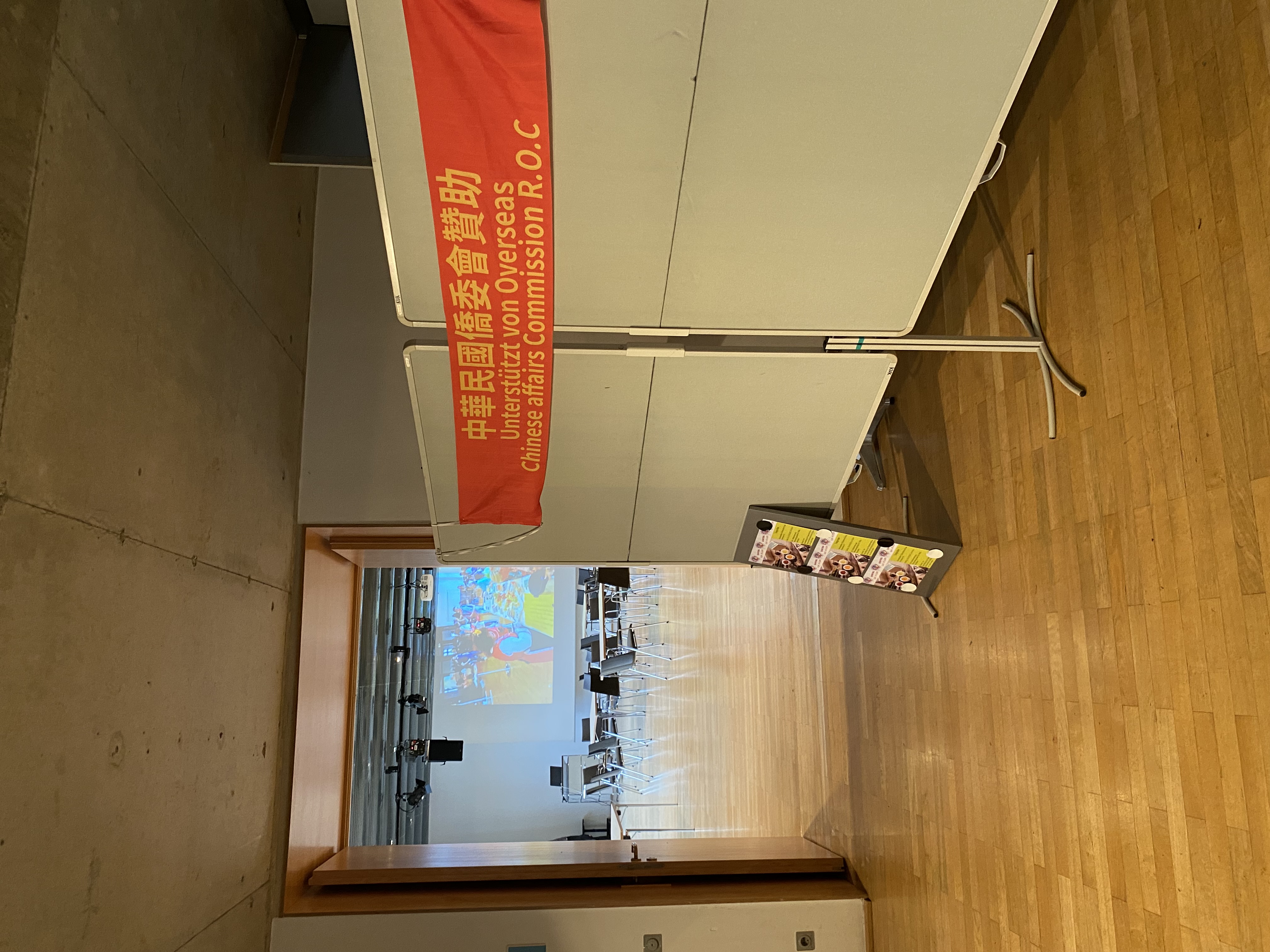 會場外掛有僑委會贊助的布幔，引導訪客進入會場。