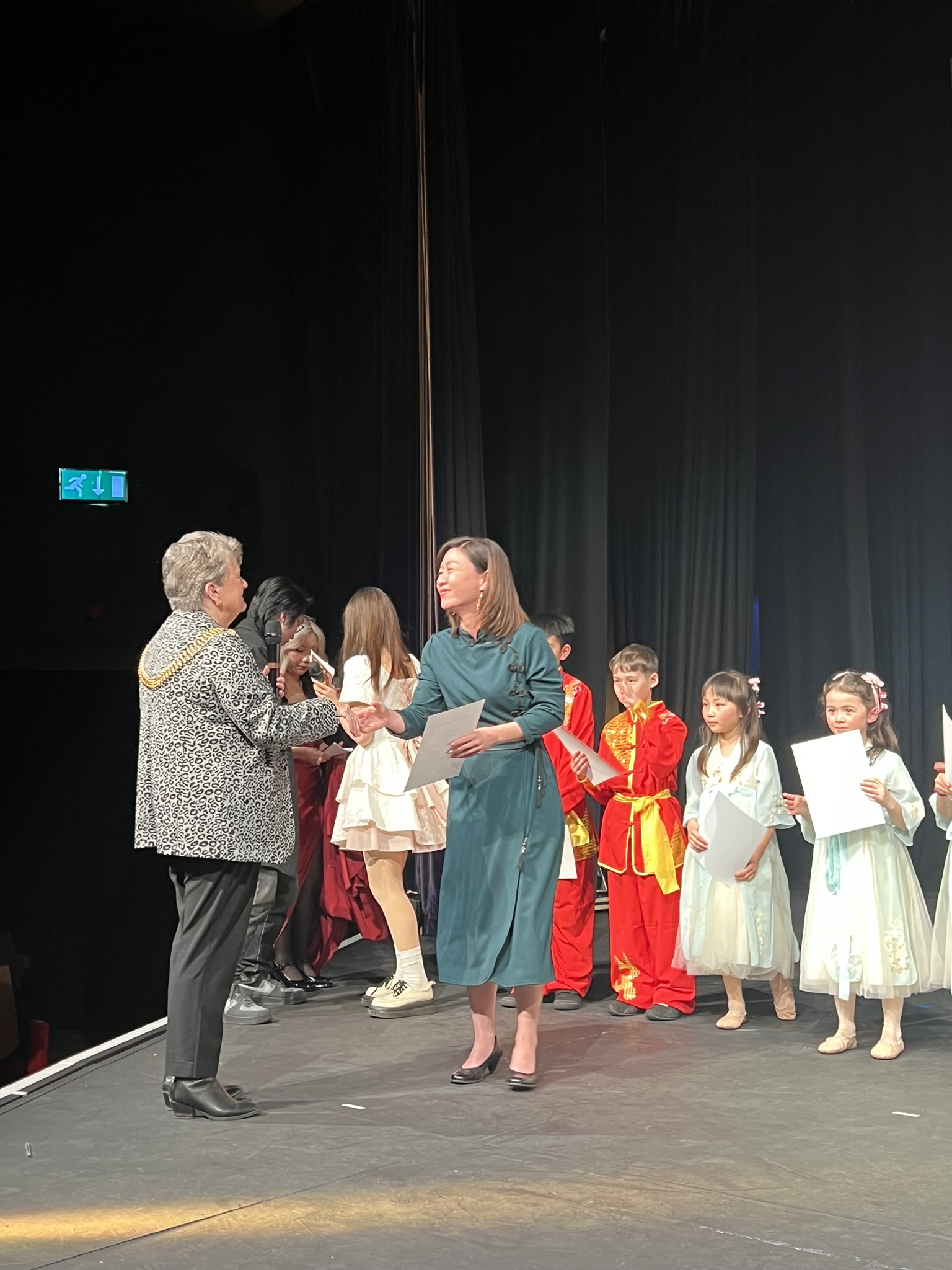 市長特別致詞讚許華園中文學校的精采演出，並親自頒發證書致謝華園中文學校校長，嘉勉辦學的用心