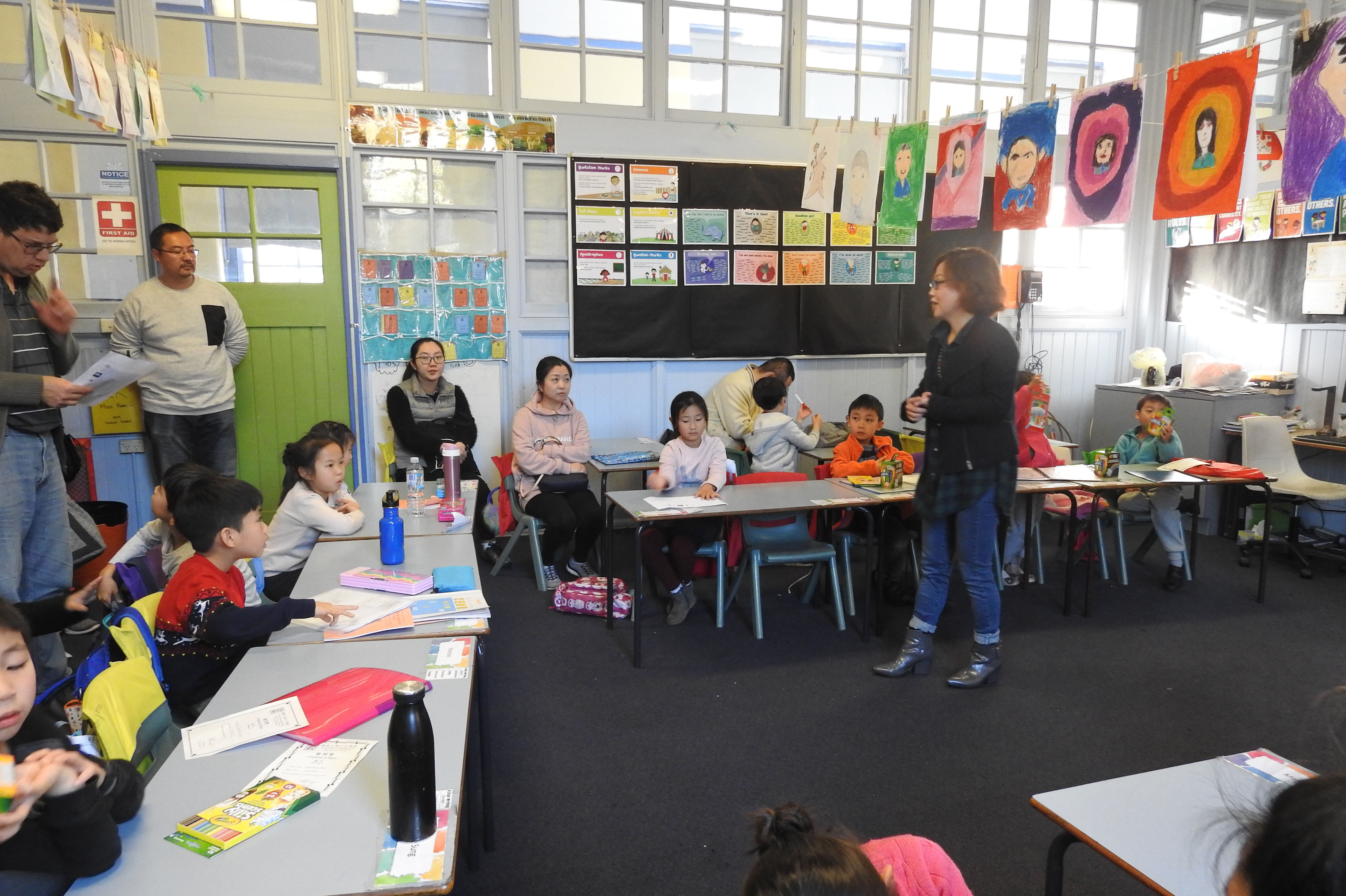 老師向家長說明教學情况