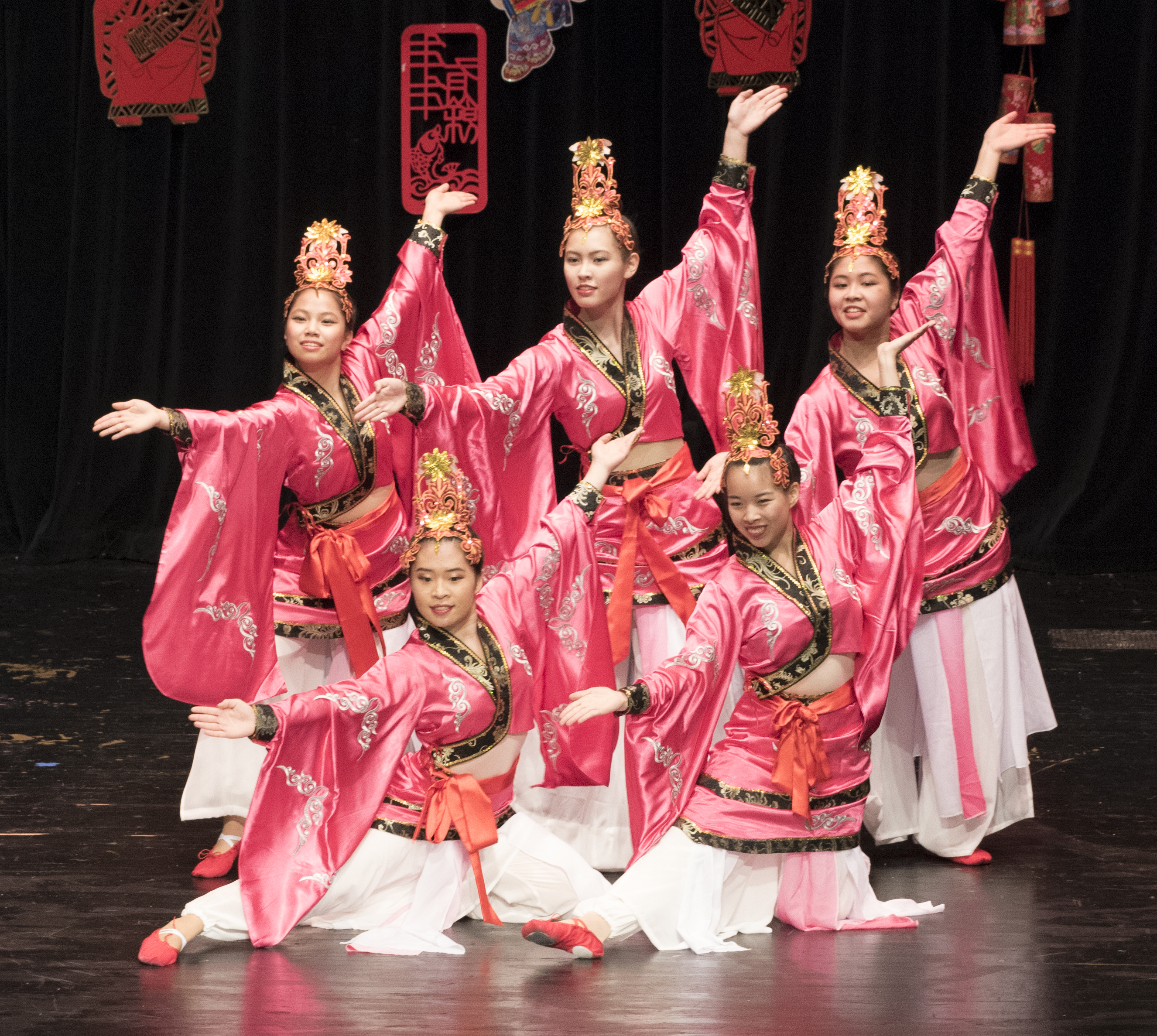 舞蹈校友班演出古典民族舞蹈“楚腰”