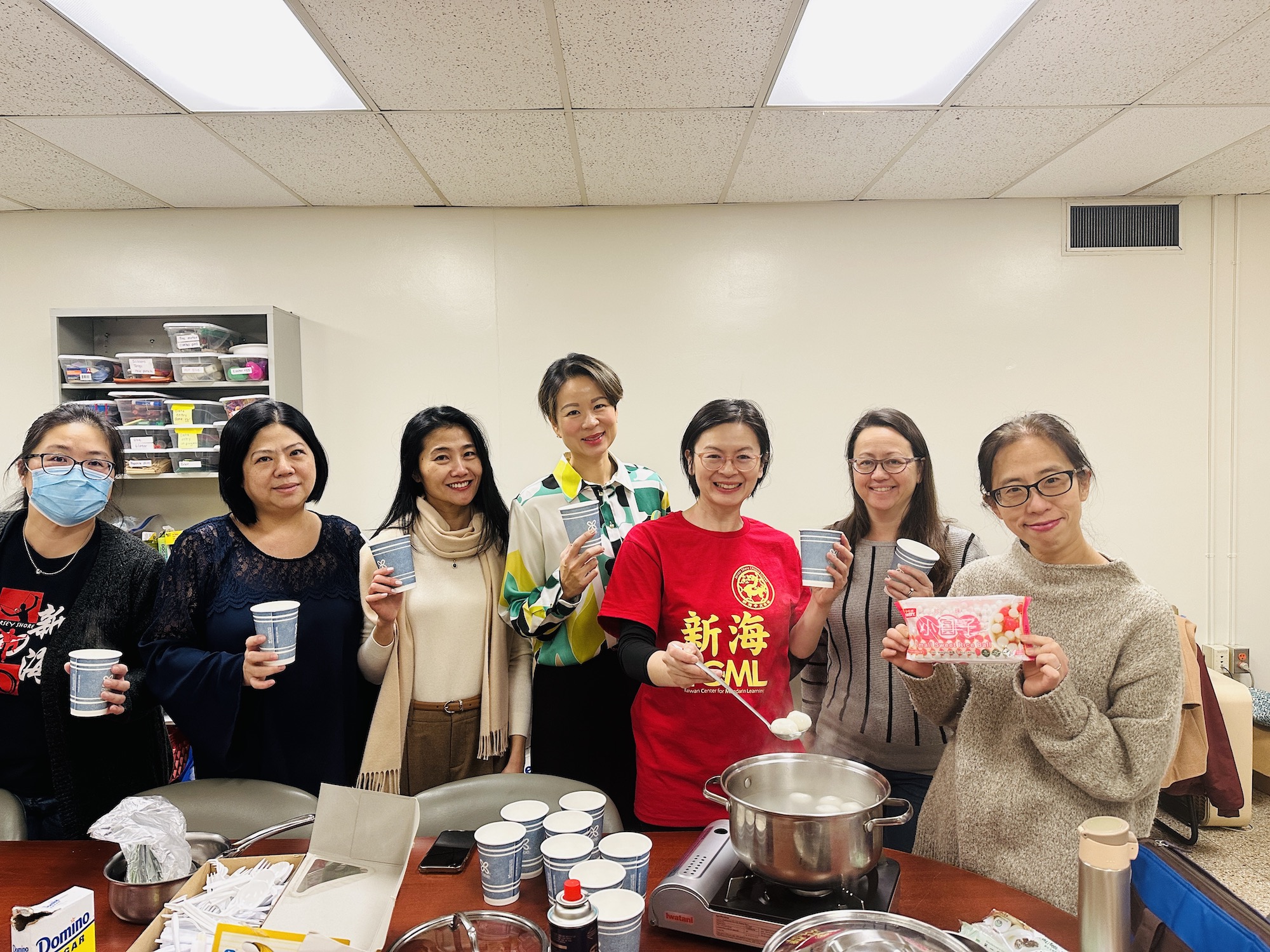 新海臺灣華語文學習中心行政人員幫忙煮湯圓