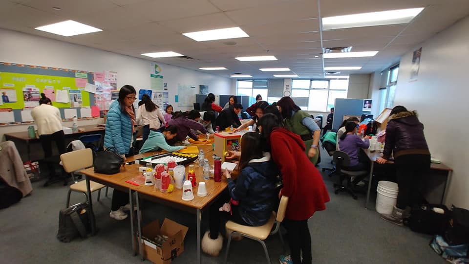 老師們每人製作一個迷你扭蛋機