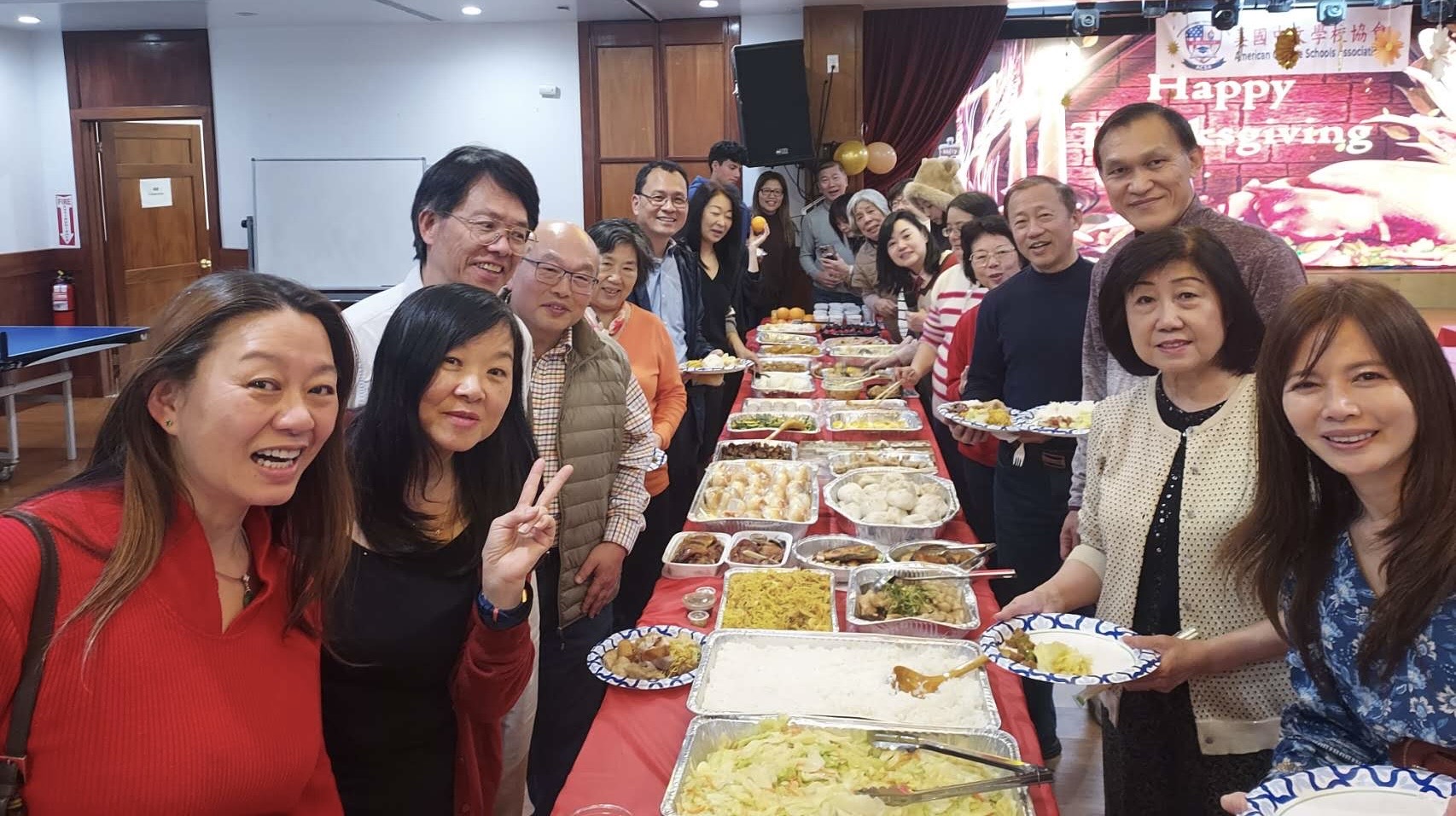 會員們帶來豐盛佳餚共享歡聚