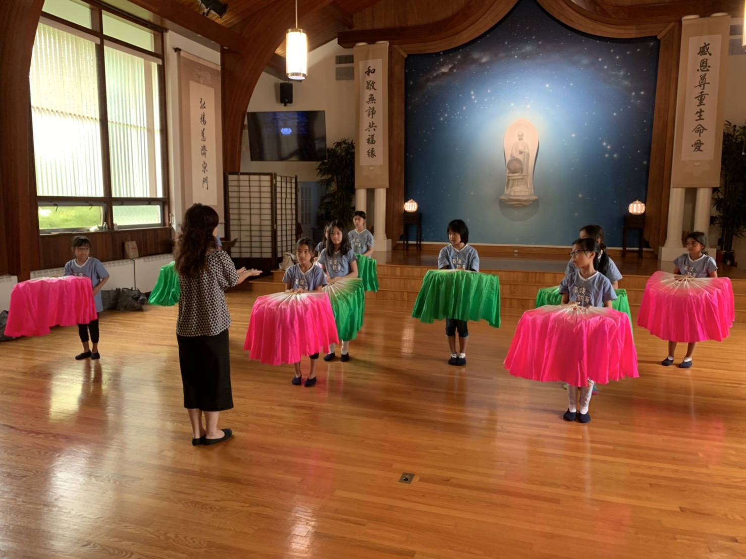 荷塘春色的舞蹈節目由台灣派出的曾慧禎老師專業指導。