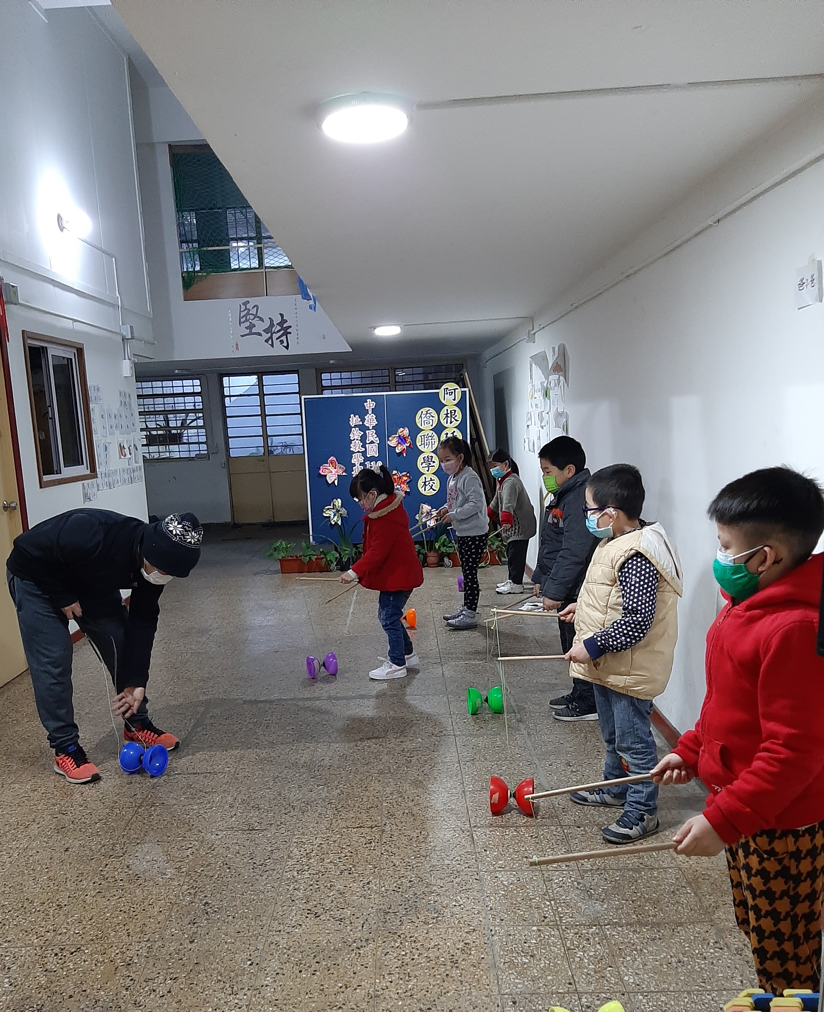 老師教學生如何起鈴。