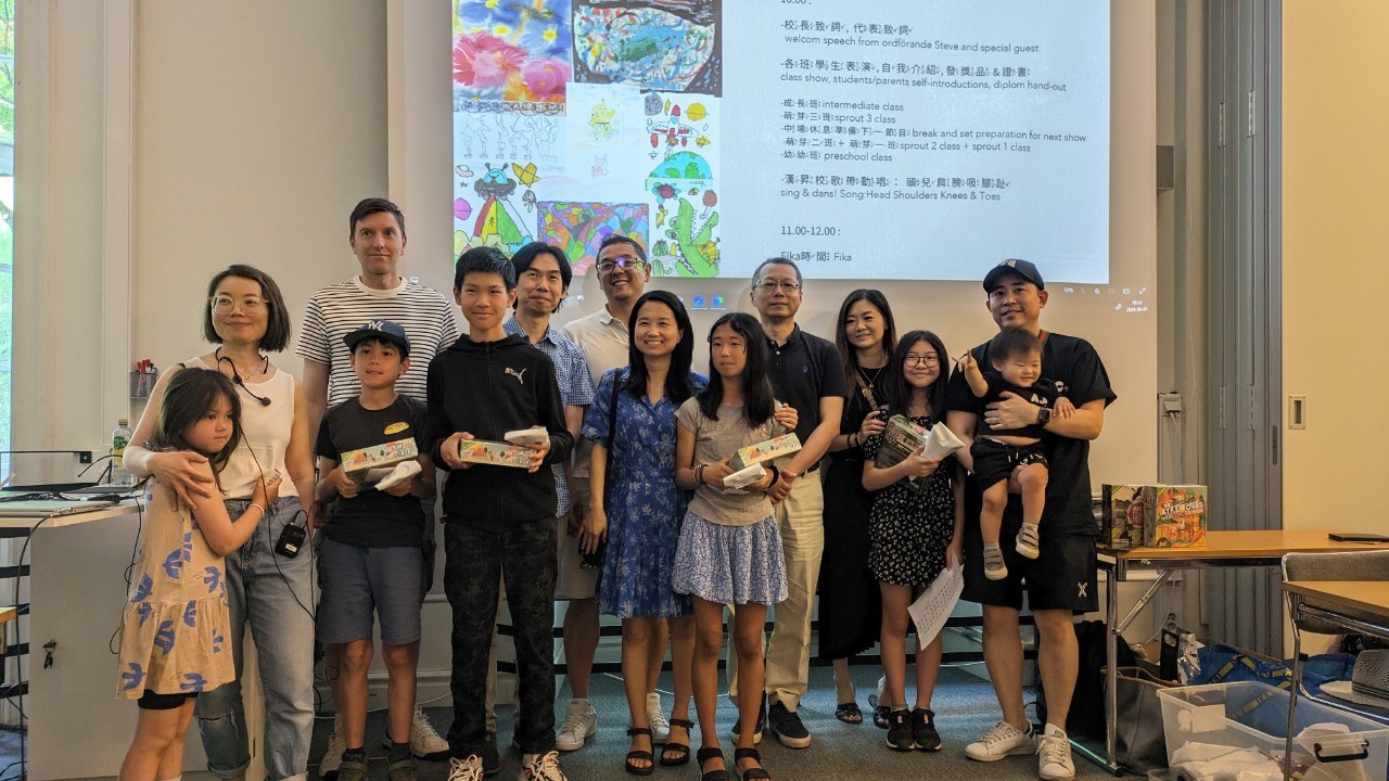 黃參事頒發獎品給萌芽三班