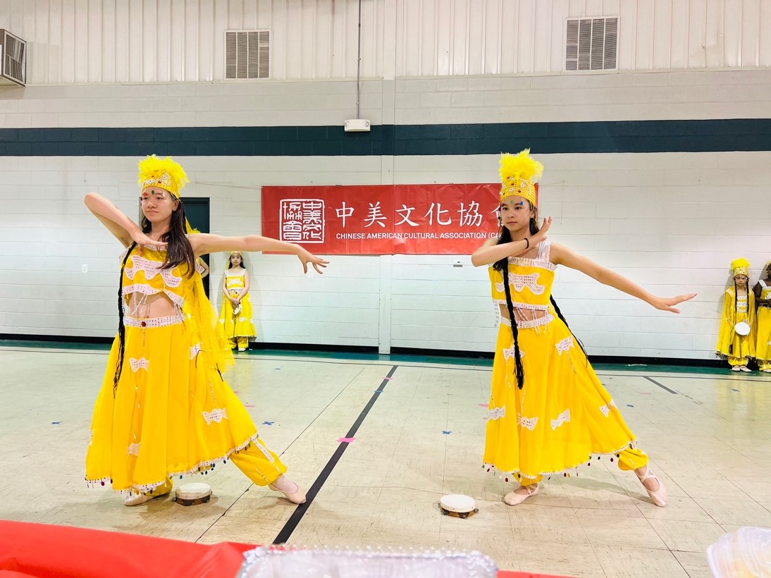 梅山中文學校民俗舞蹈-新疆舞。