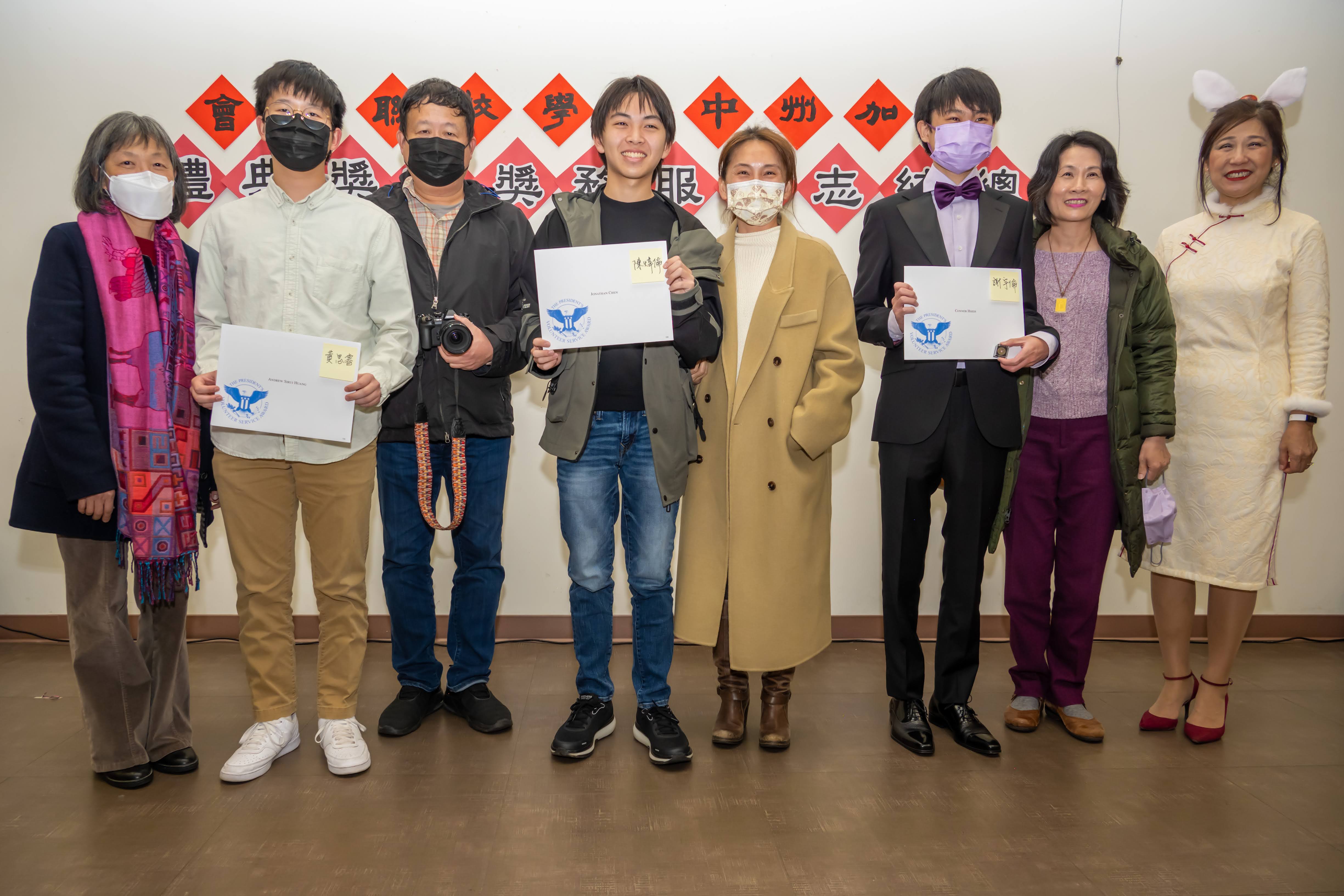 家長們上前，與獲獎學生們、頒獎來賓、校長及本會王婉君會長一起拍照。