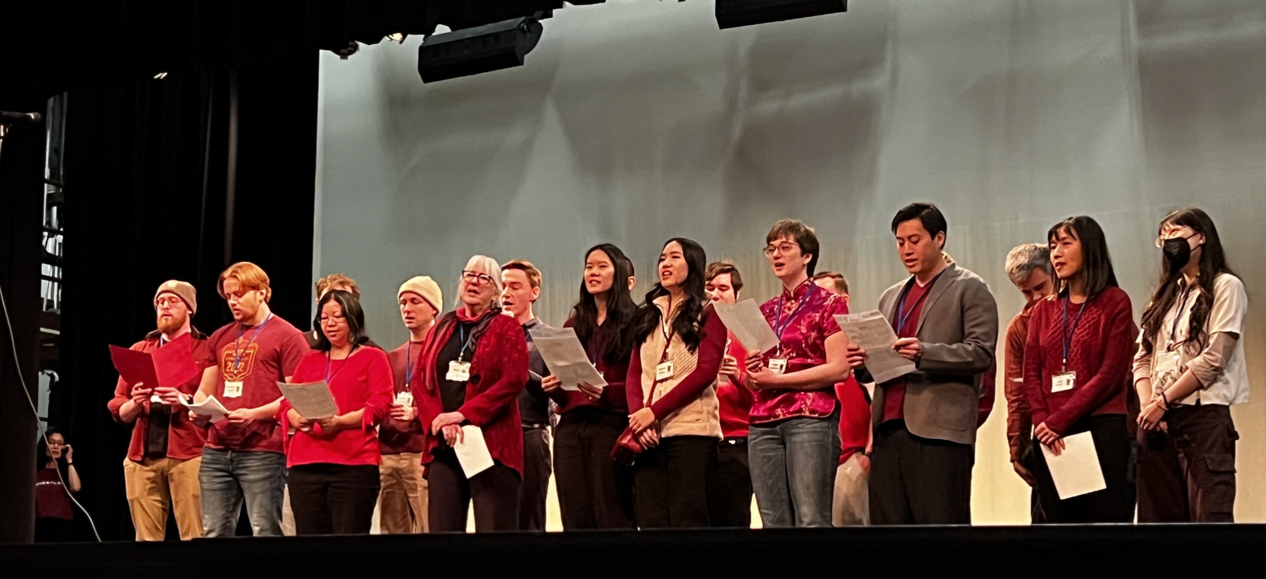 一年級和三年級學生合唱三首臺灣歌曲歡慶新年