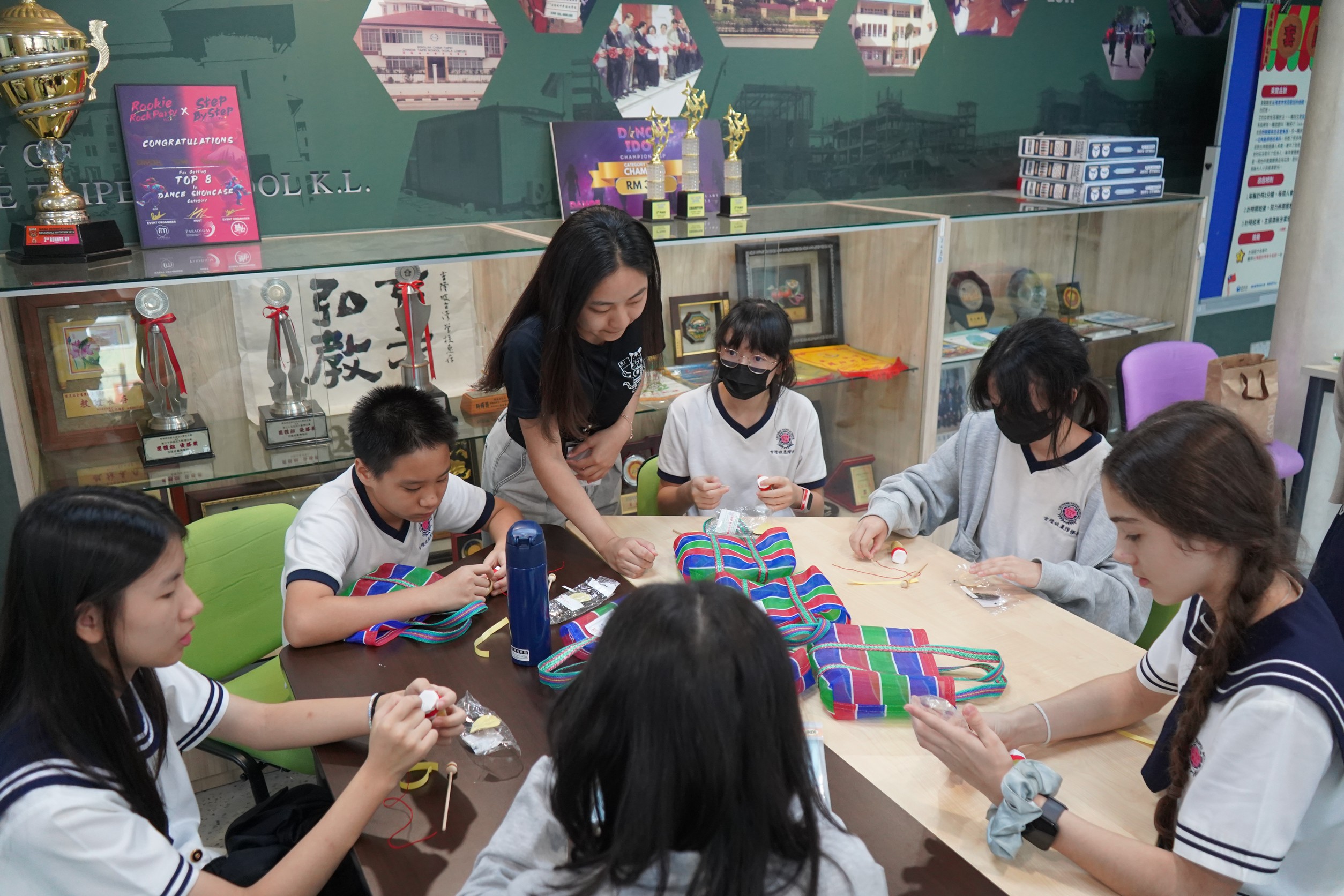 見習生們規劃「臺灣廟會老街巡禮：童玩與古早味遊戲體驗」活動