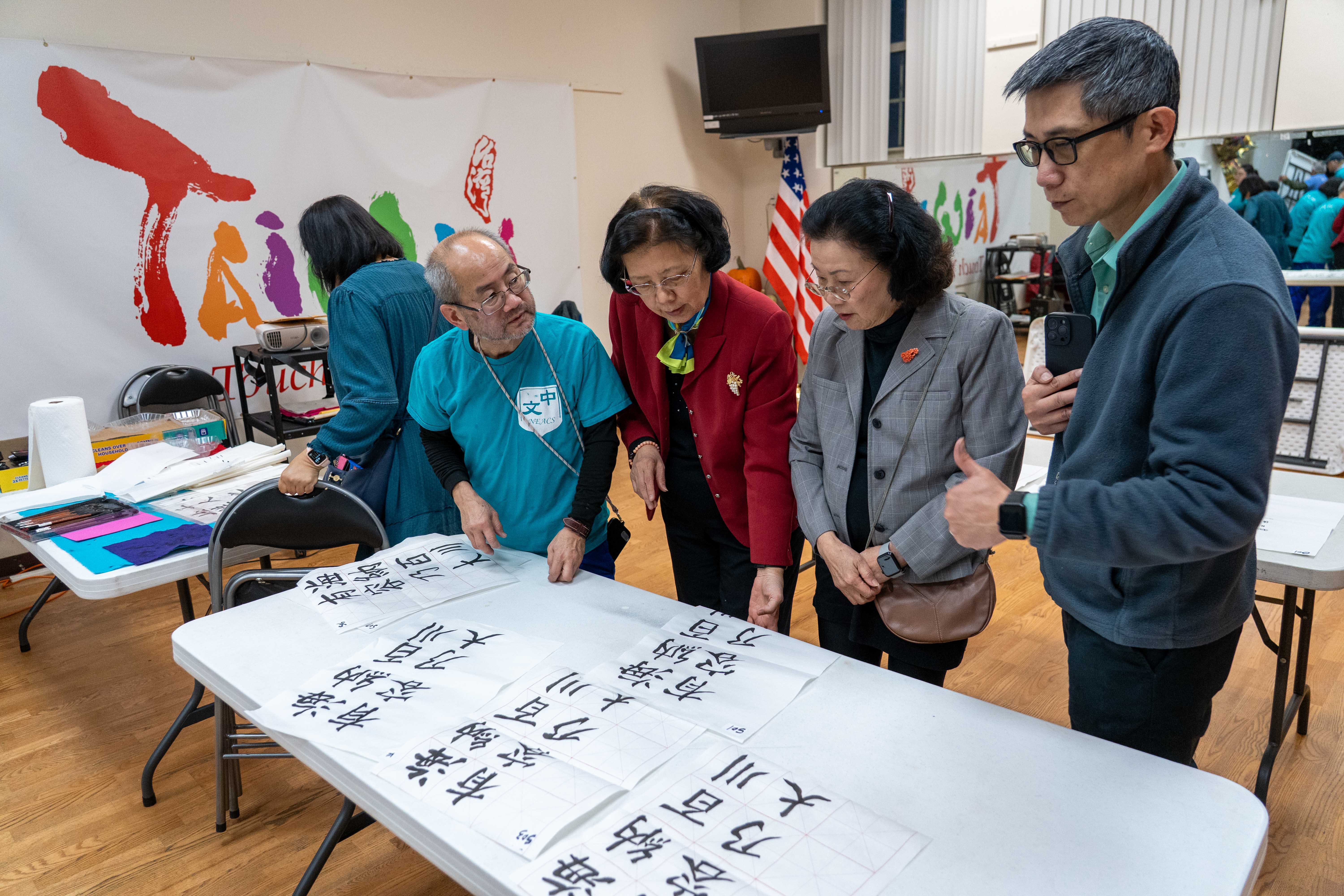 評審老師們觀看書法作品，決定前三名。