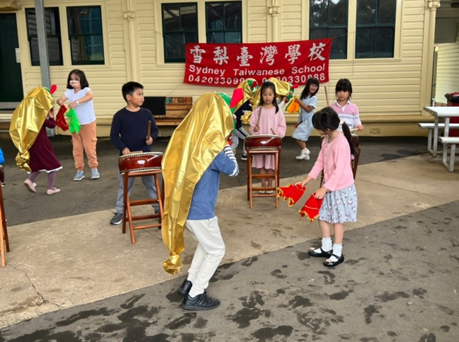 手舞足蹈齊弄獅