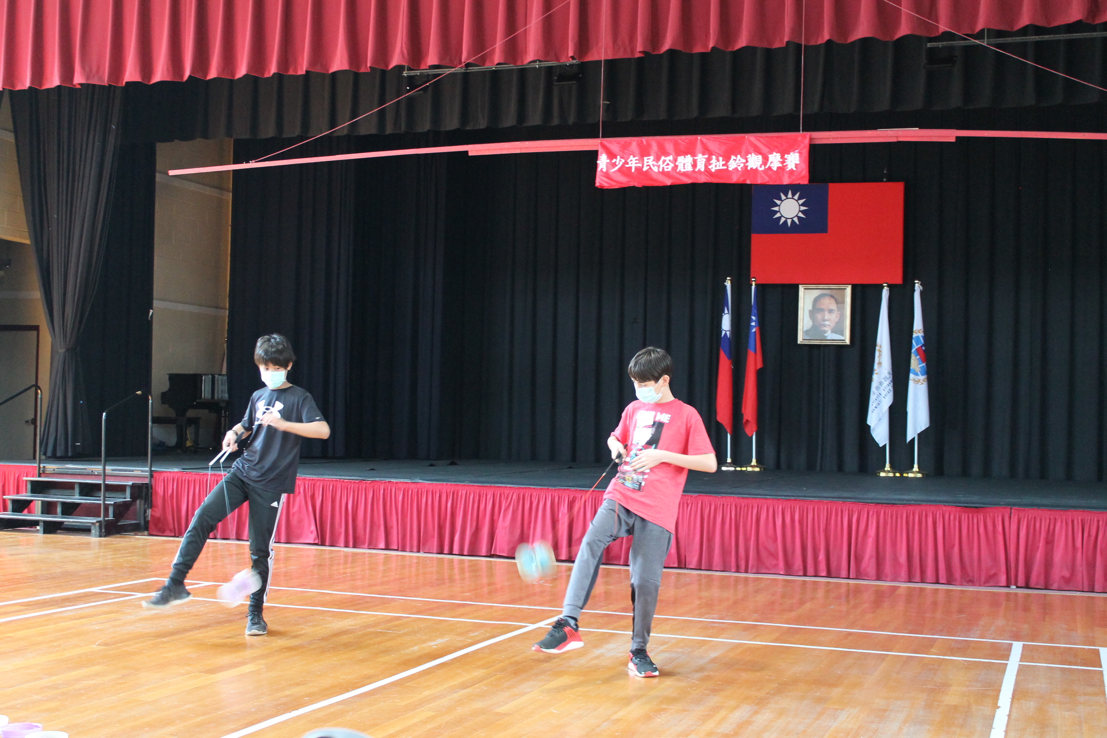 扯鈴觀摩賽團體組同學合力表演花式扯鈴