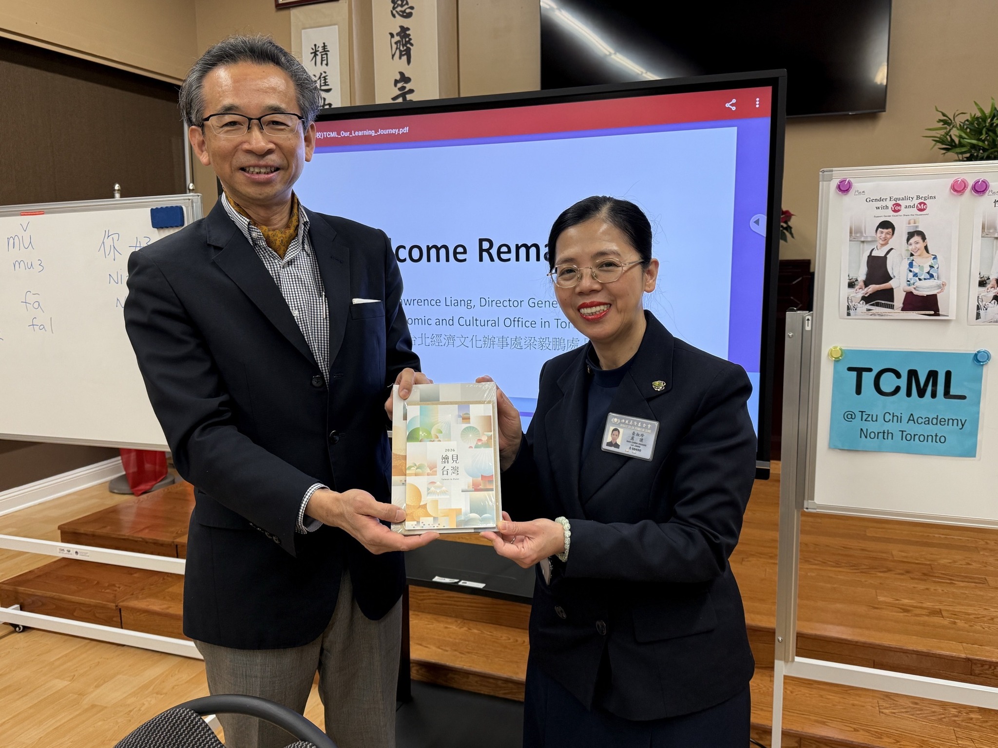 梁毅鵬處長（左）致贈校長黃淑珍（右）及所有學員具臺灣風貌與文化的2026「繪見臺灣」記事曆