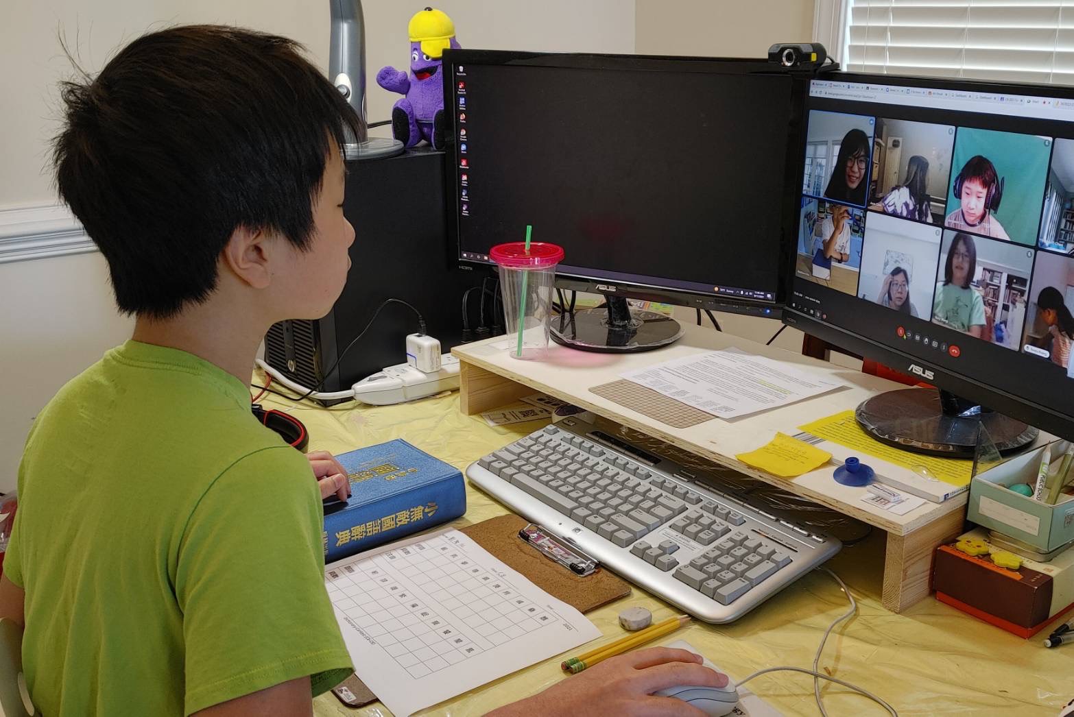 專心聆聽教務長的說明