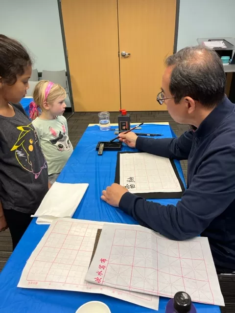 張霆老師親自示範寫書法