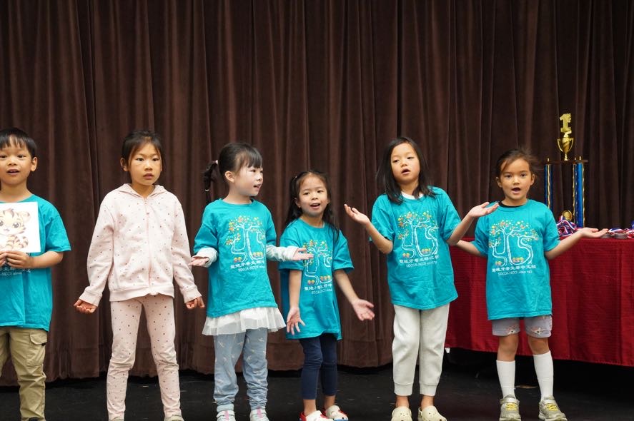 首甲班生動的表演