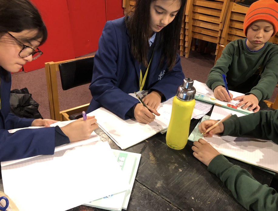 學生們認真準備說故事比賽